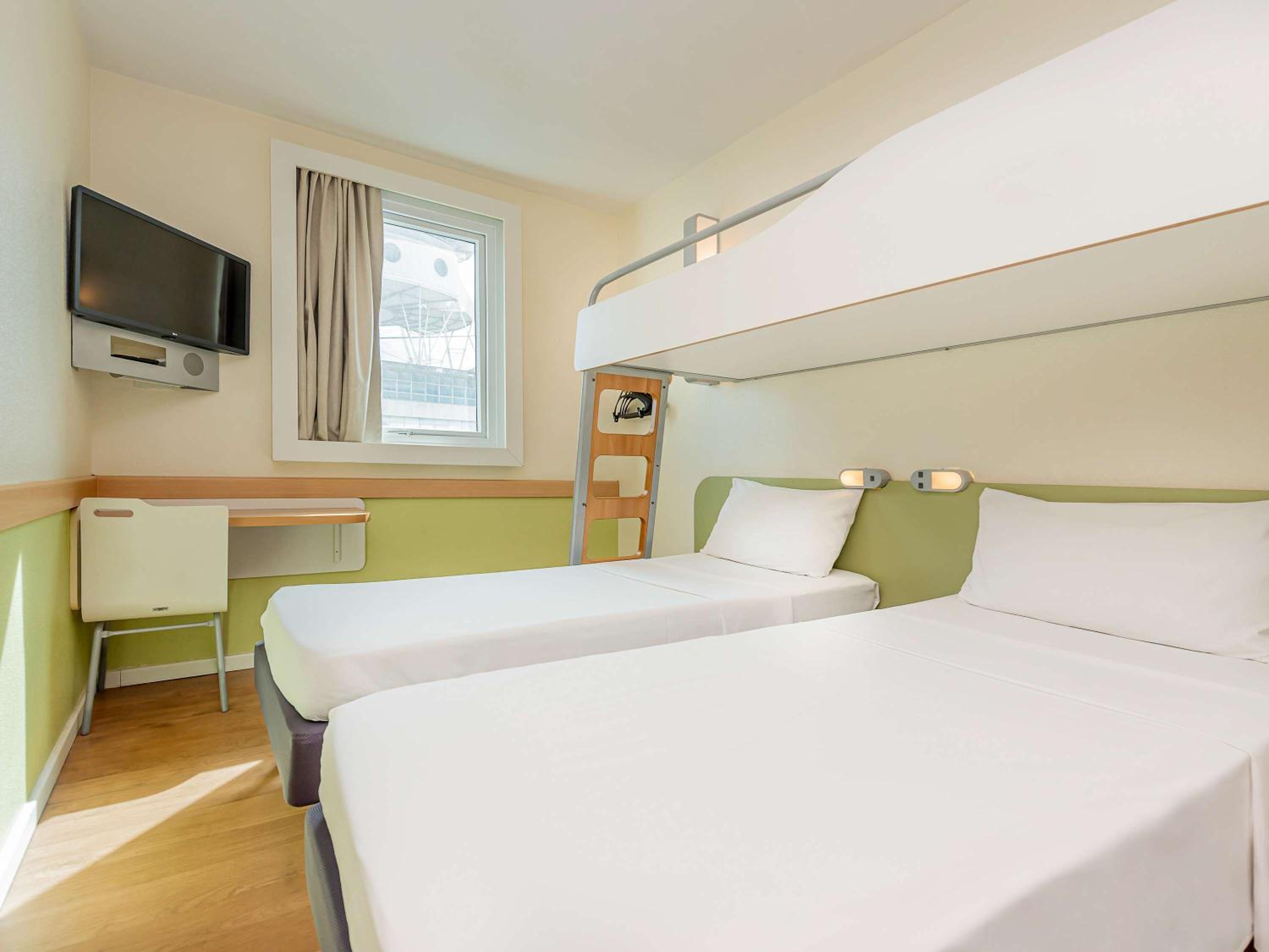 Functional rooms with 3 twin beds