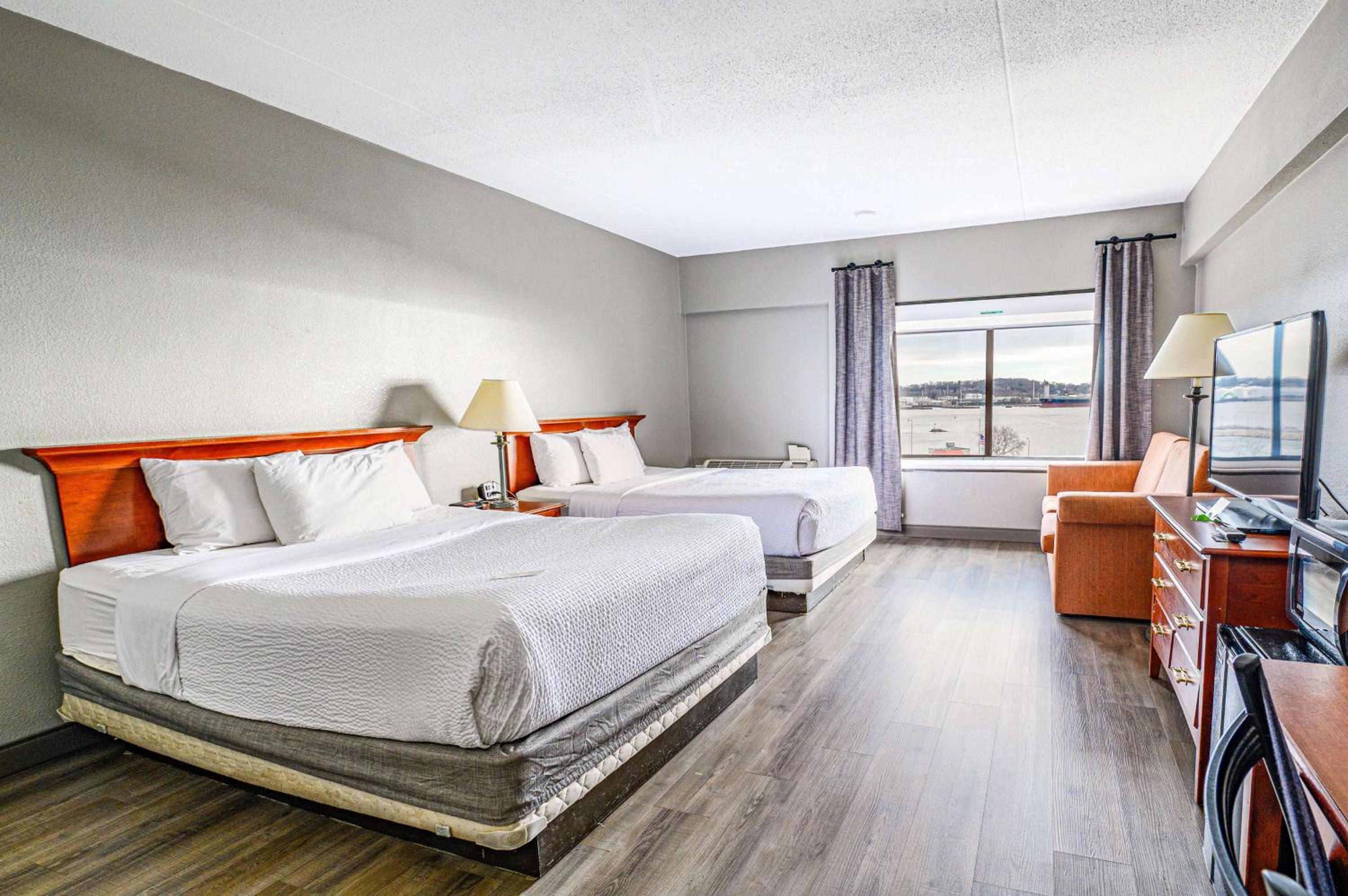 Deluxe Suite with Two Queen Beds - Non-Smoking - Photo 5