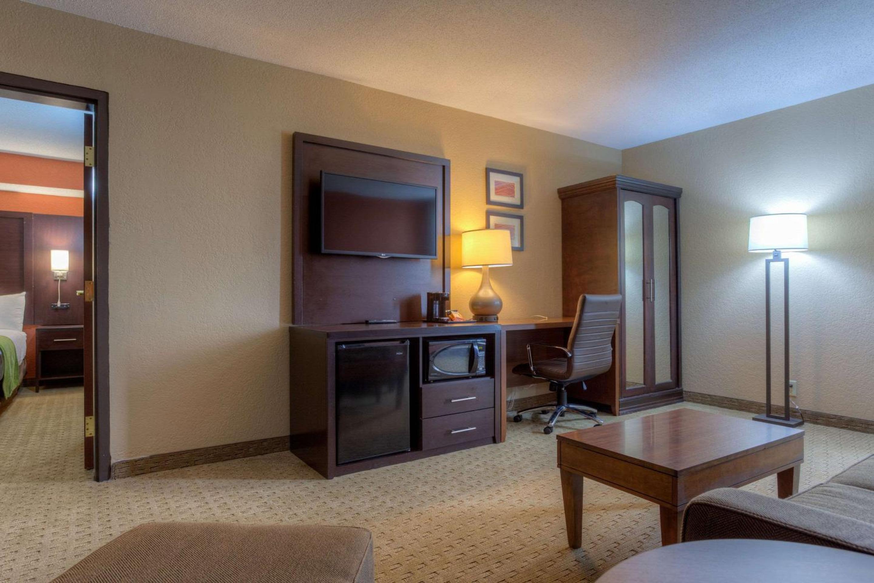 Queen Suite - Non-Smoking - Photo 3