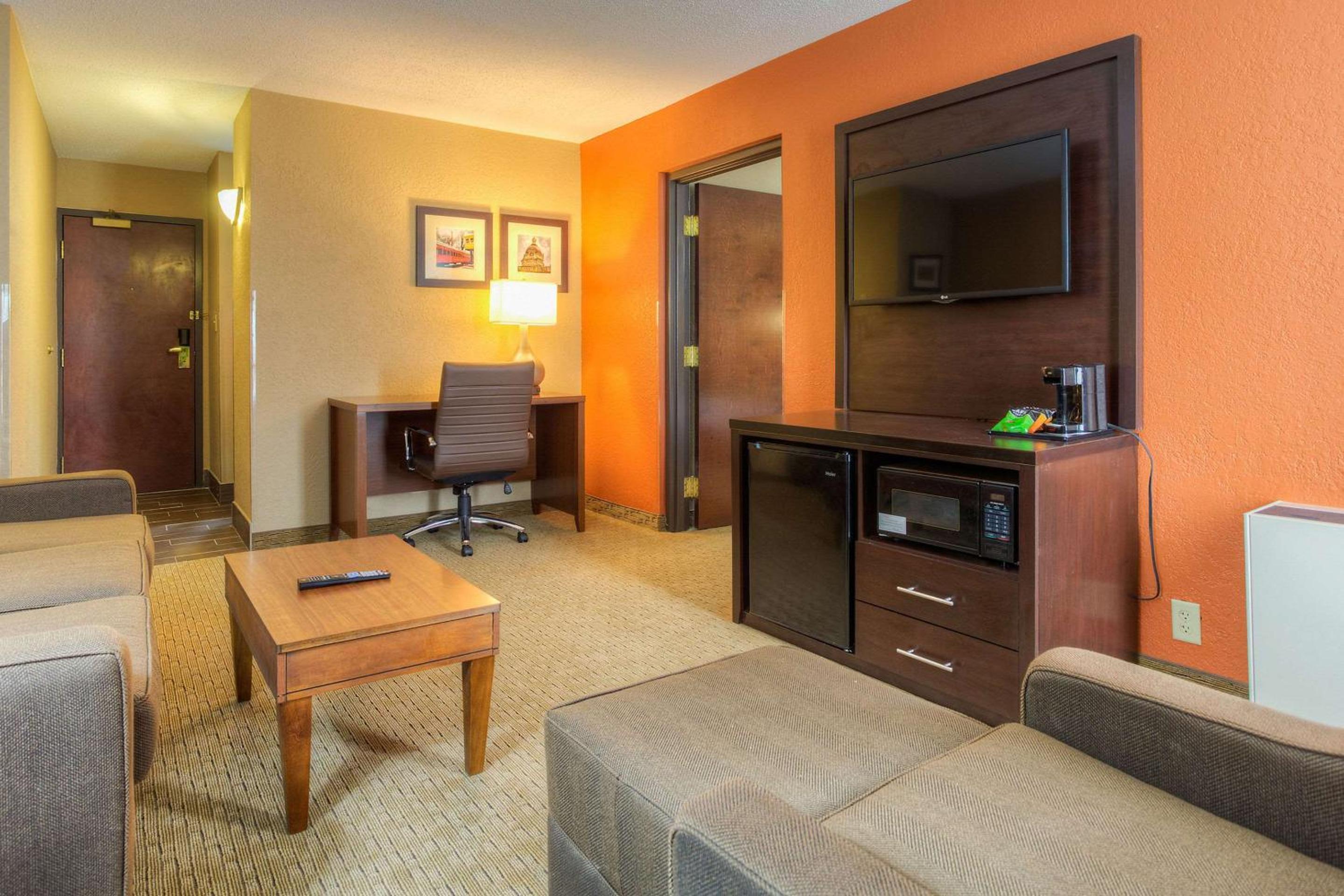 King Suite- Non-Smoking - Photo 1
