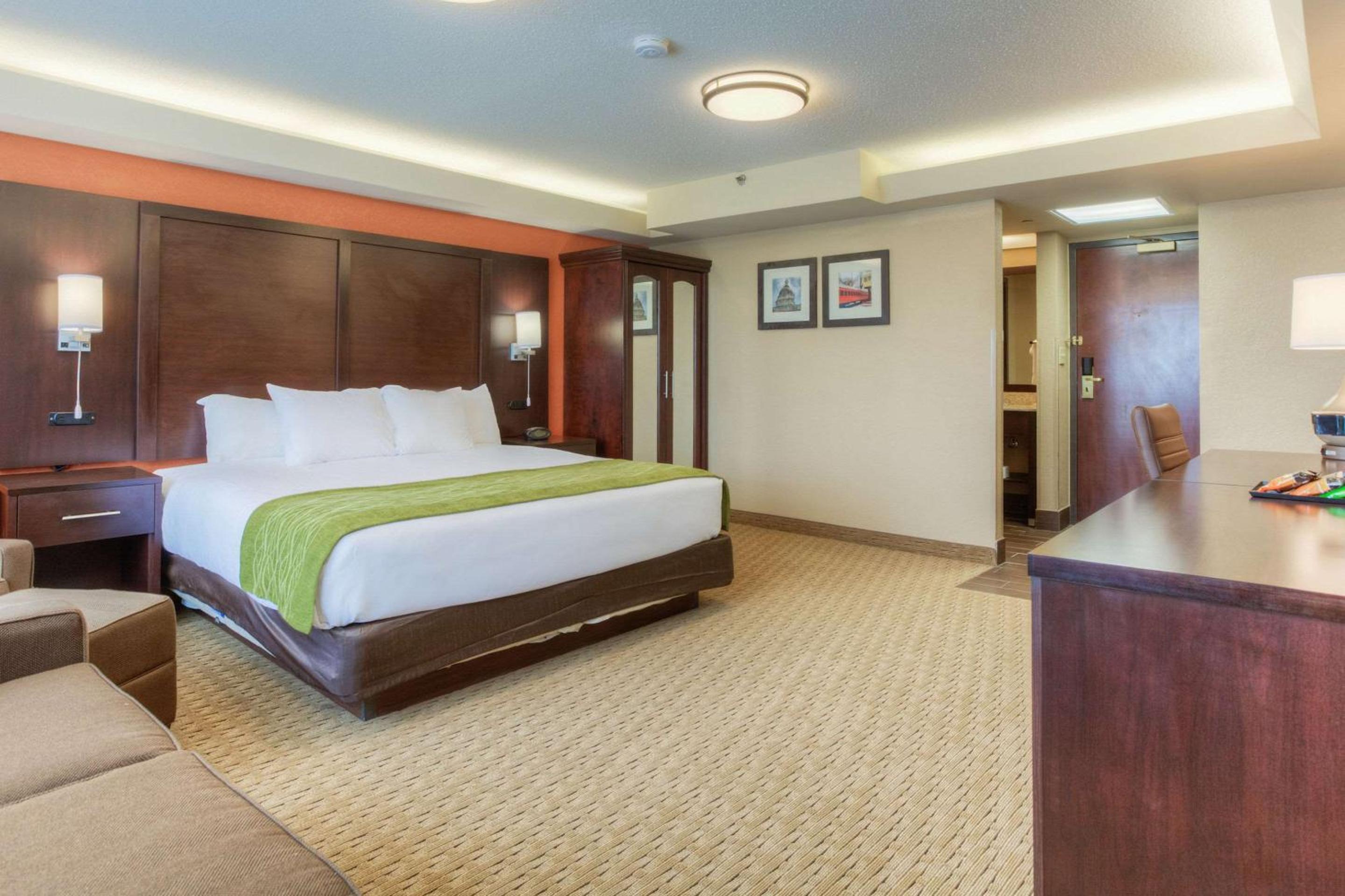 King Suite with Sofa Bed - Non-Smoking - Photo 4
