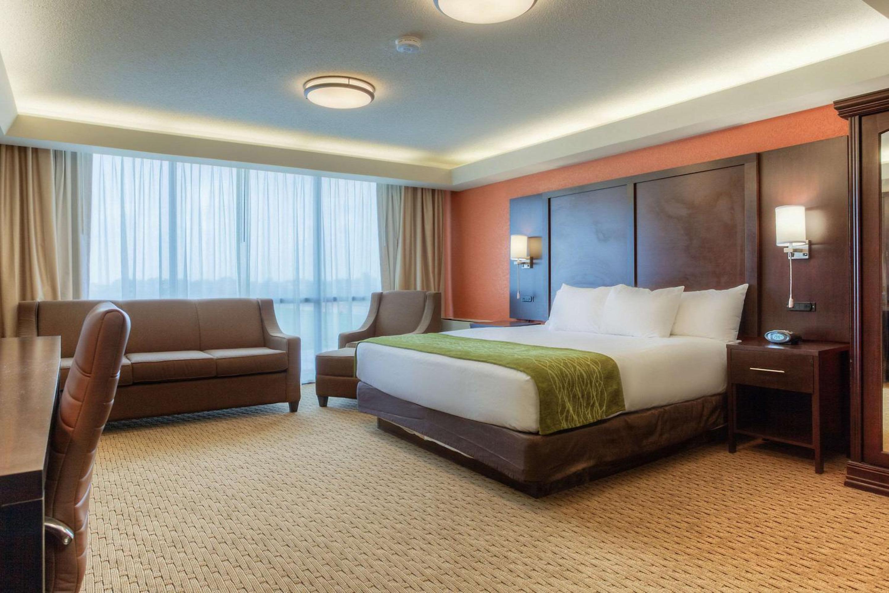 King Suite with Sofa Bed - Non-Smoking - Photo 2