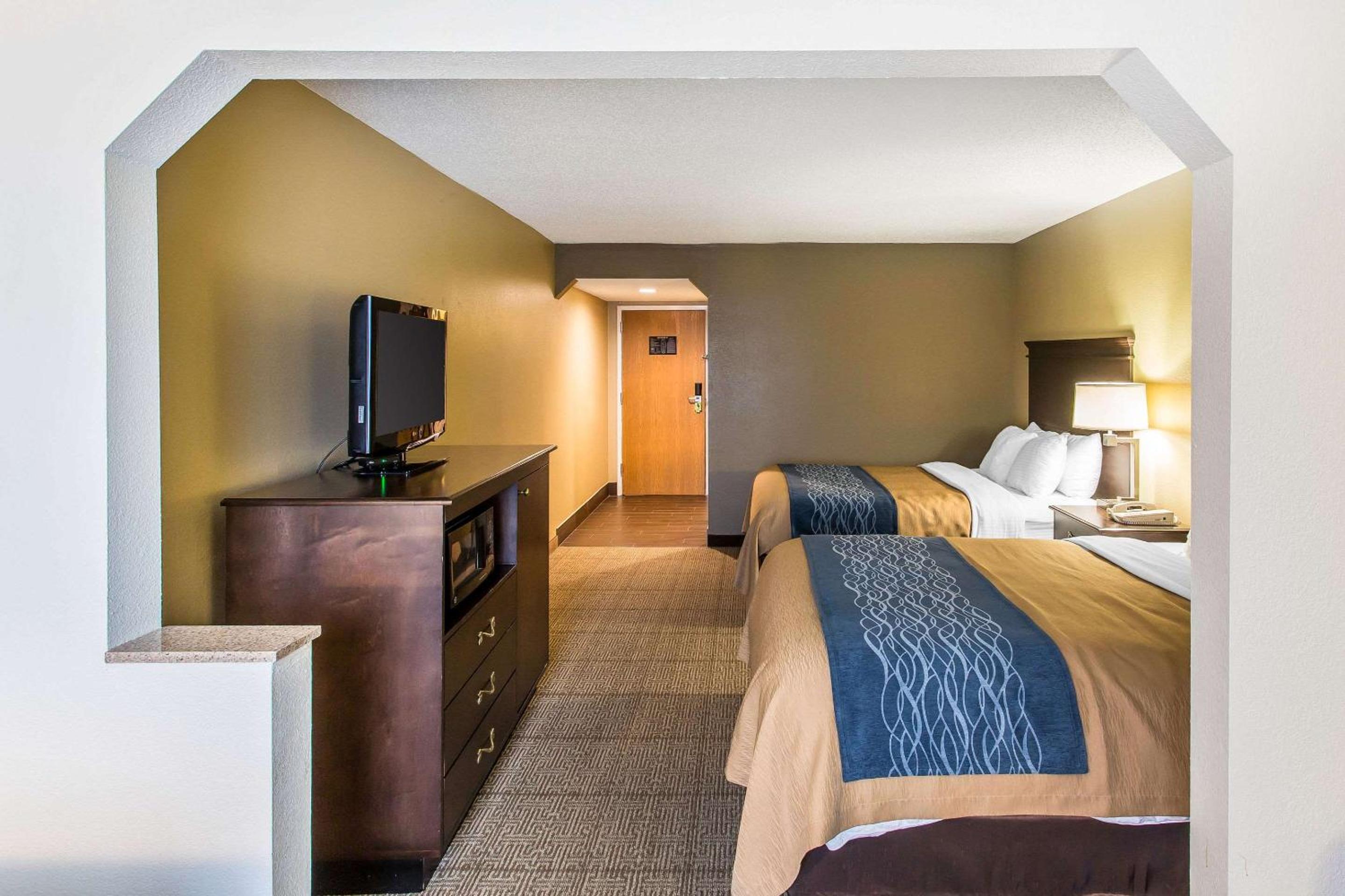 Queen Suite with Two Queen Beds - Non-Smoking - Photo 4