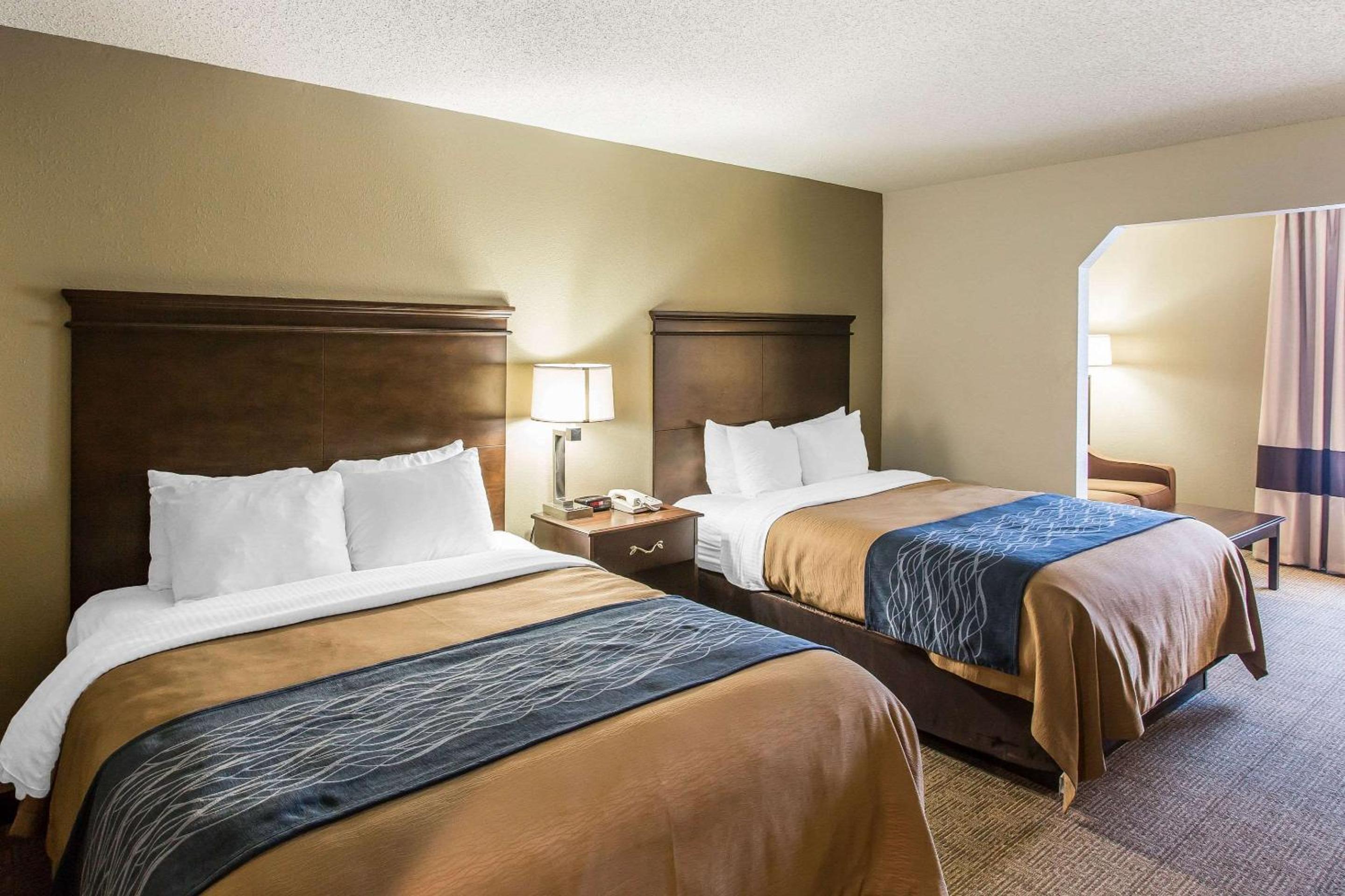 Queen Suite with Two Queen Beds - Non-Smoking - Photo 1