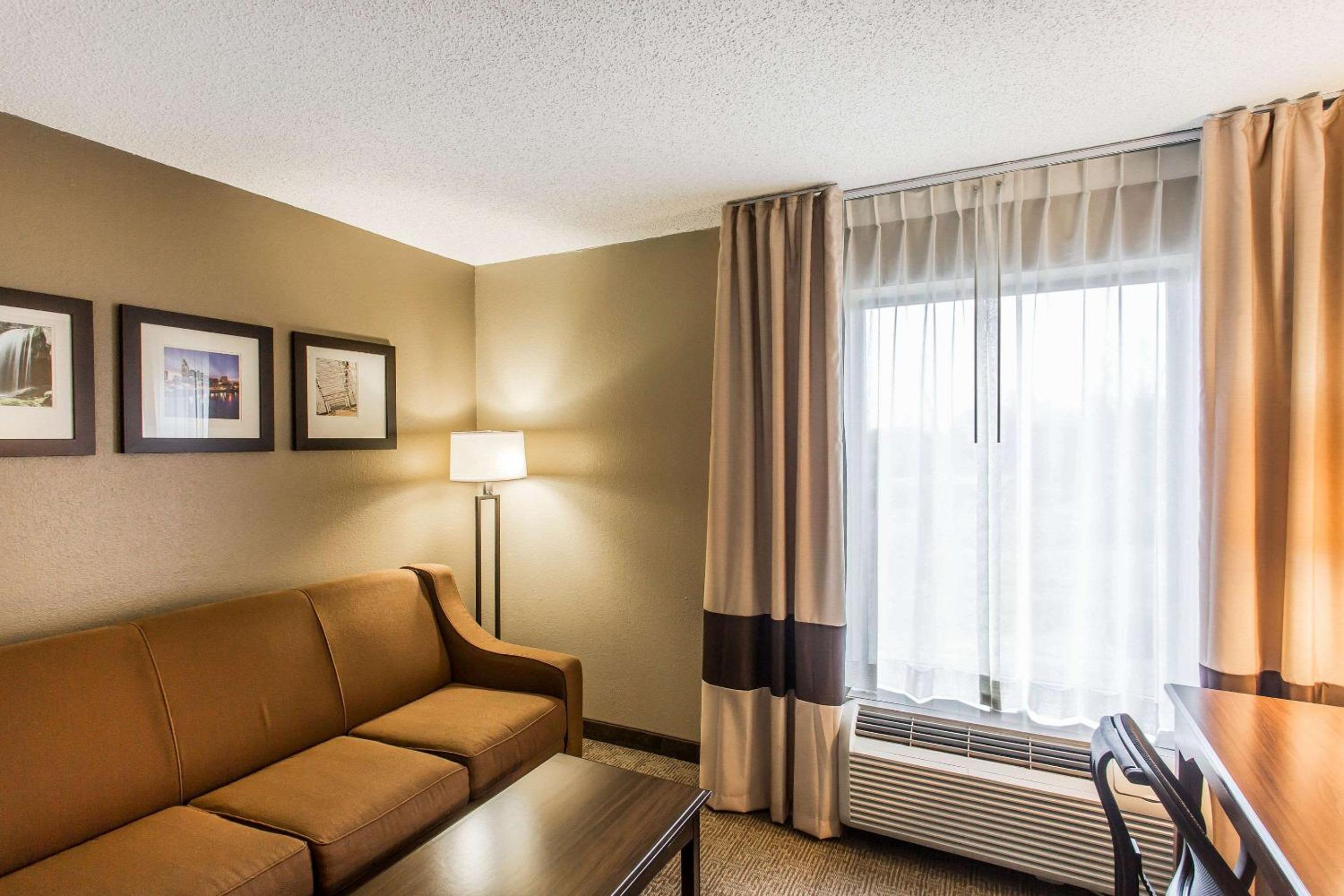 King Suite - Non-Smoking - Photo 3