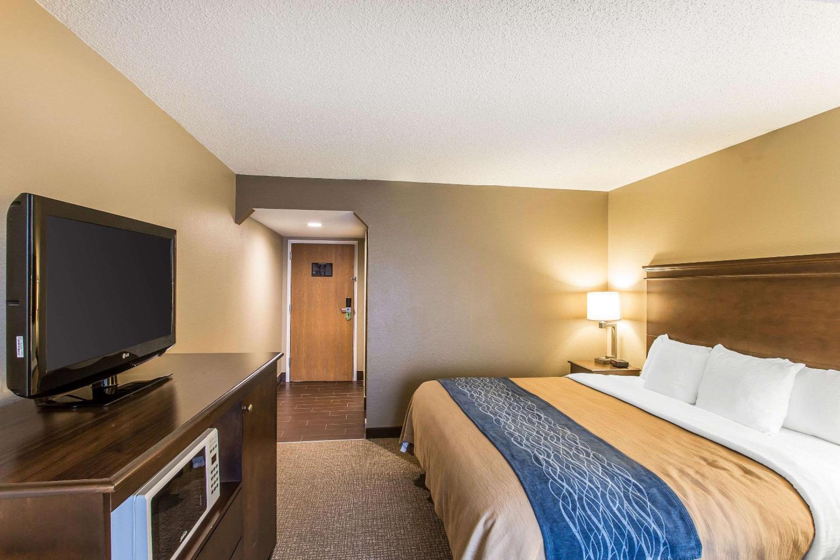 King Suite - Non-Smoking - Photo 2