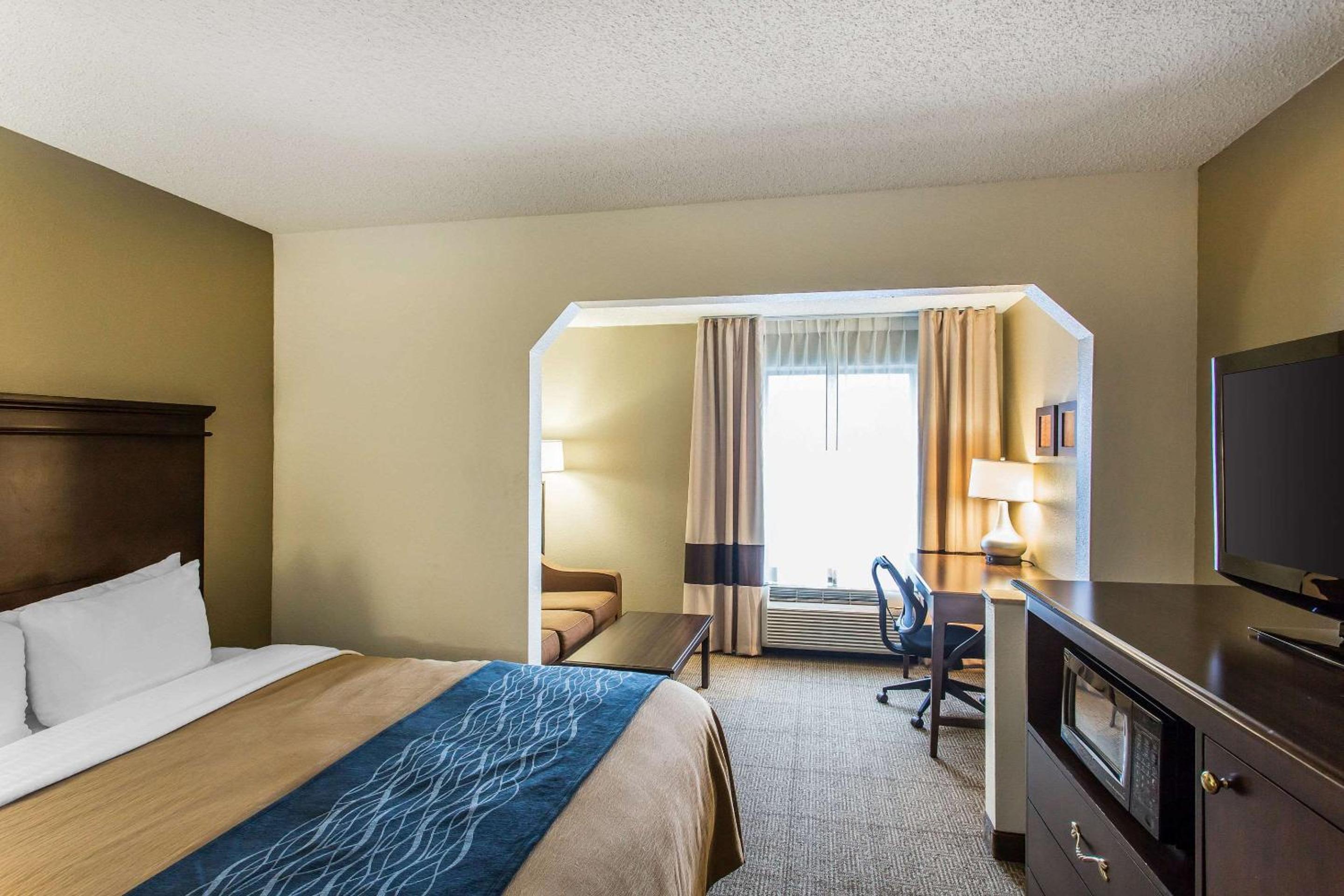 Queen Suite with Two Queen Beds - Non-Smoking - Photo 3