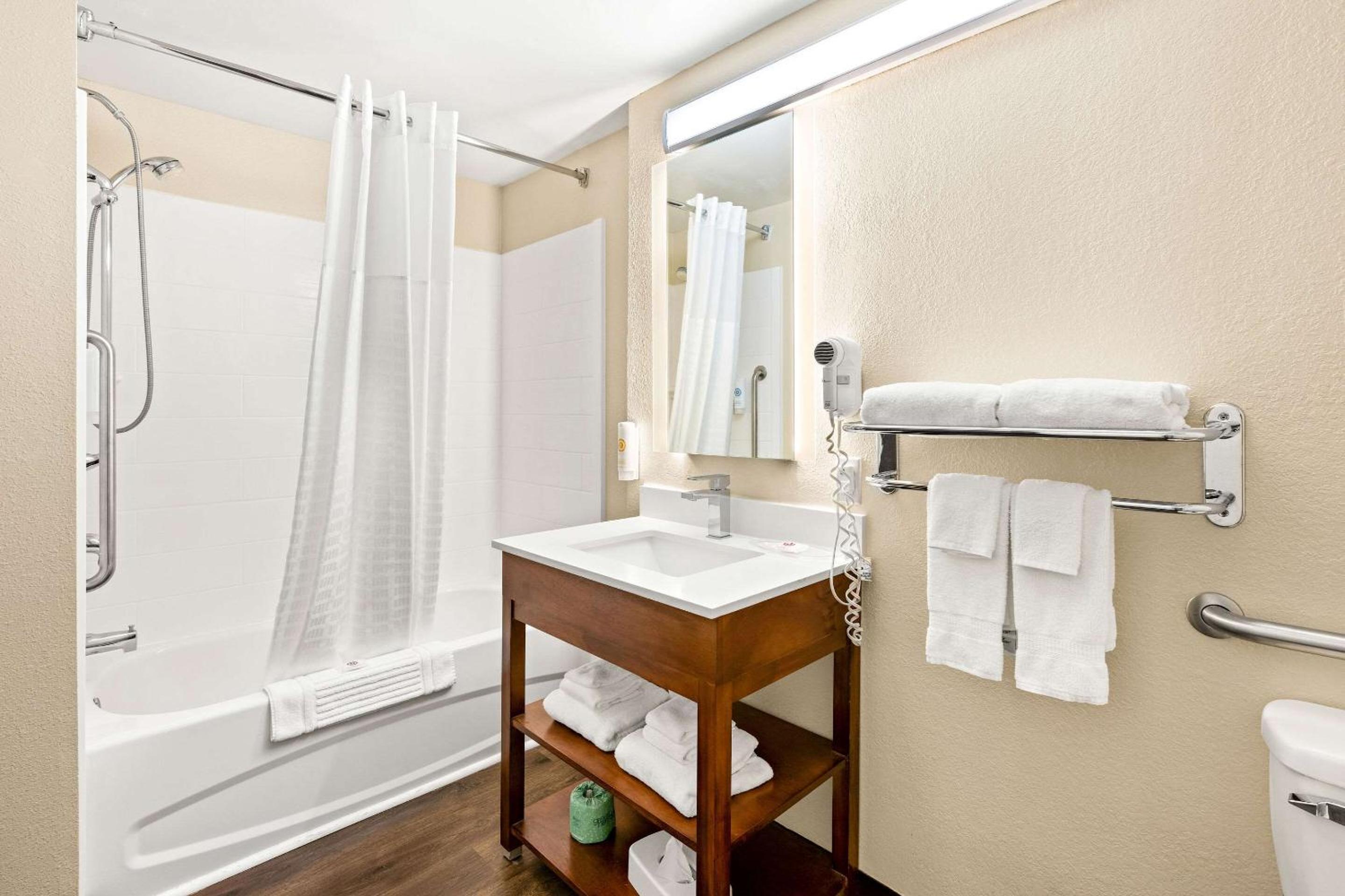 King Suite - Accessible/Non-Smoking - Photo 1