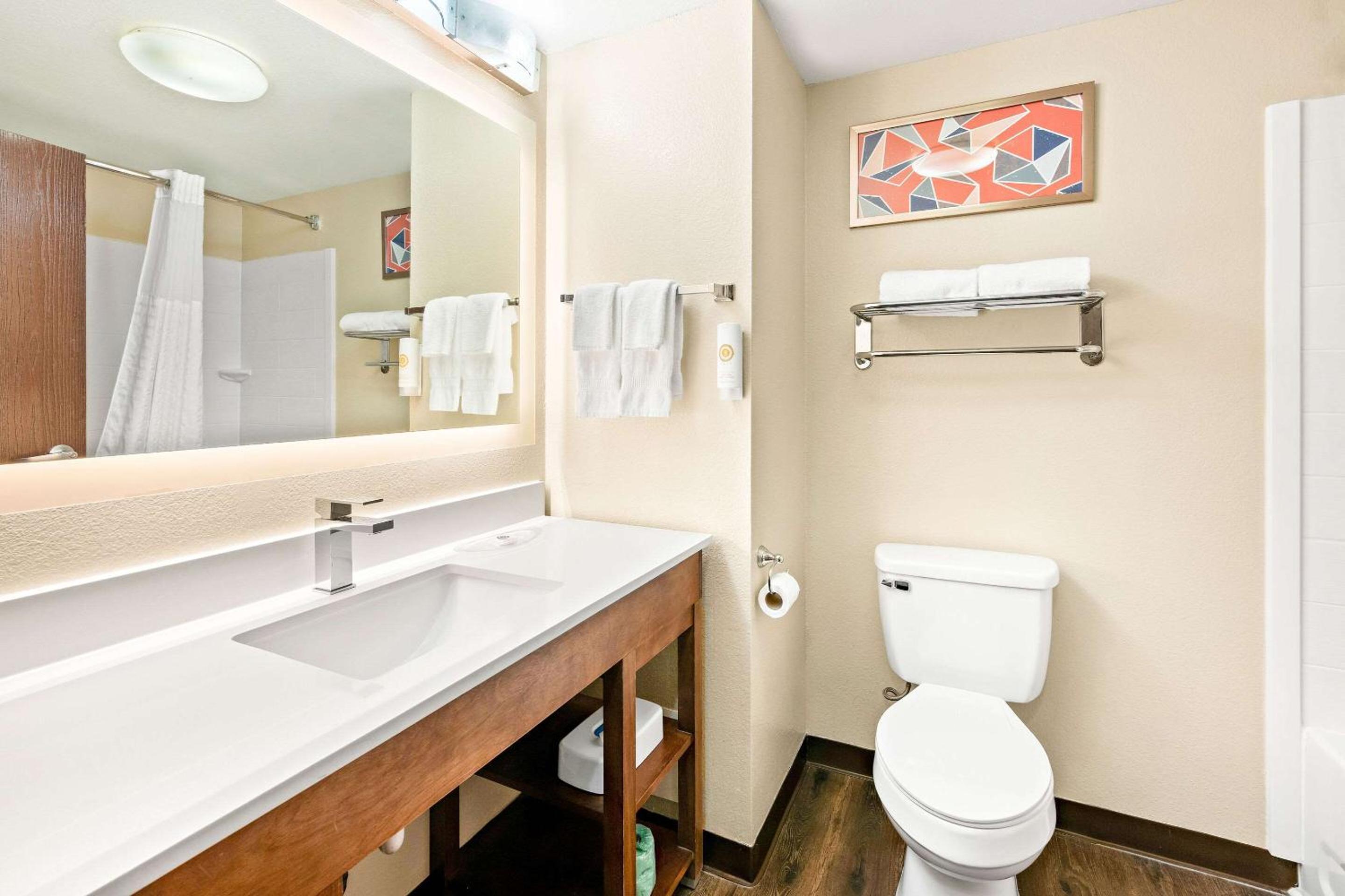 Efficiency One Room Suite with Two Queen Beds and Sofa bed - Non Smoking - Photo 1