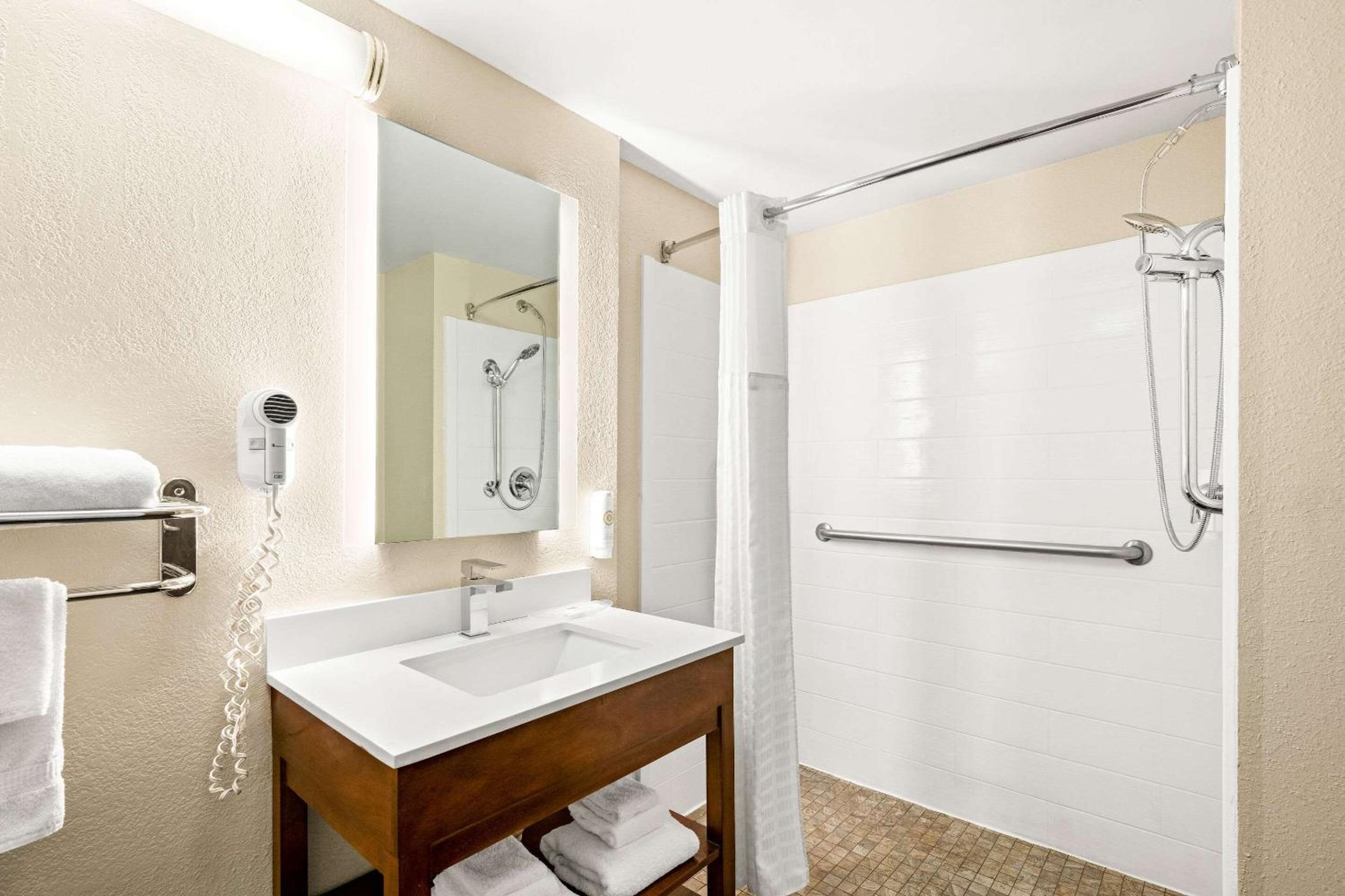 King Suite with Roll in Shower - Accessible/Non-Smoking - Photo 2