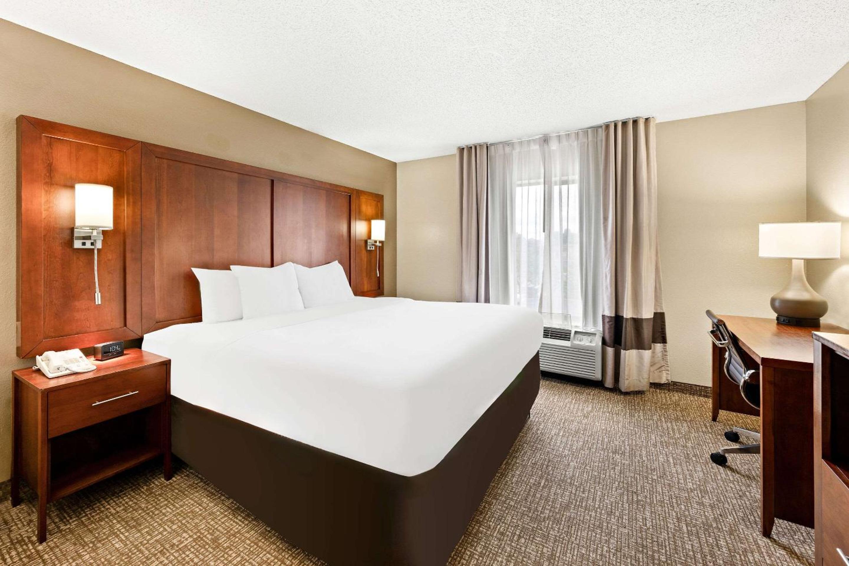 King Suite - Non-Smoking - Photo 1