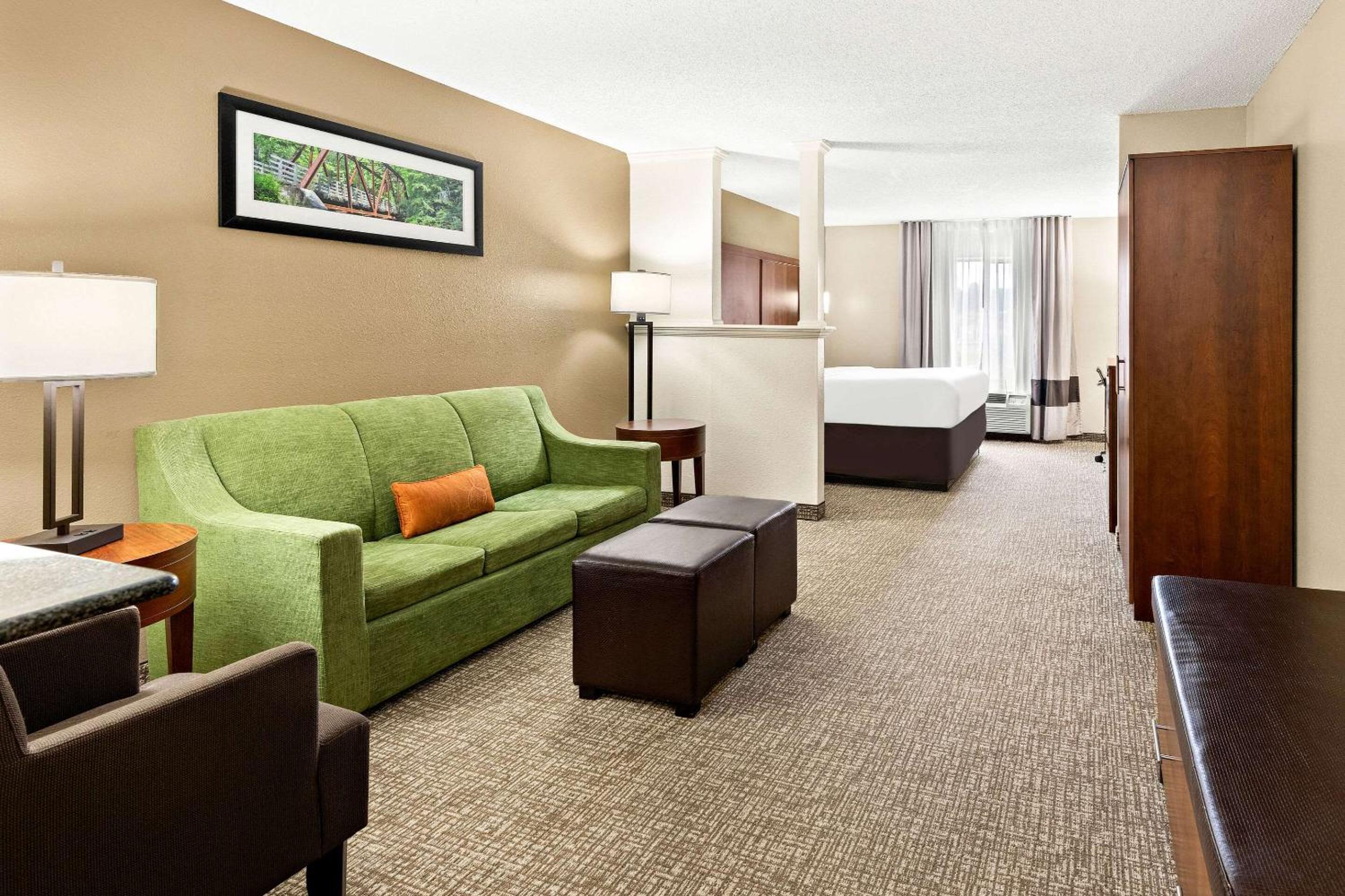 King Suite - Non-Smoking - Photo 3
