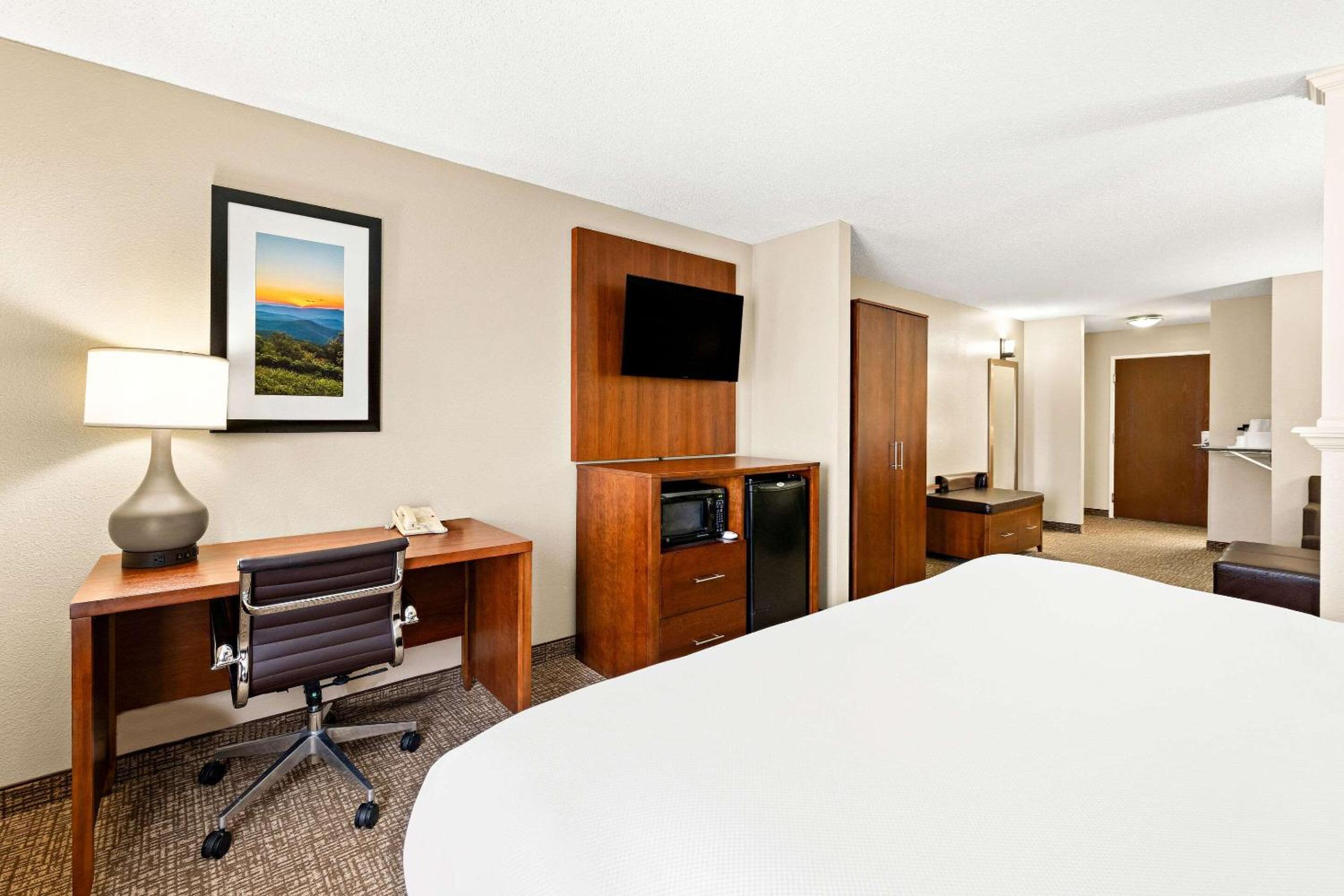 King Suite - Non-Smoking - Photo 2