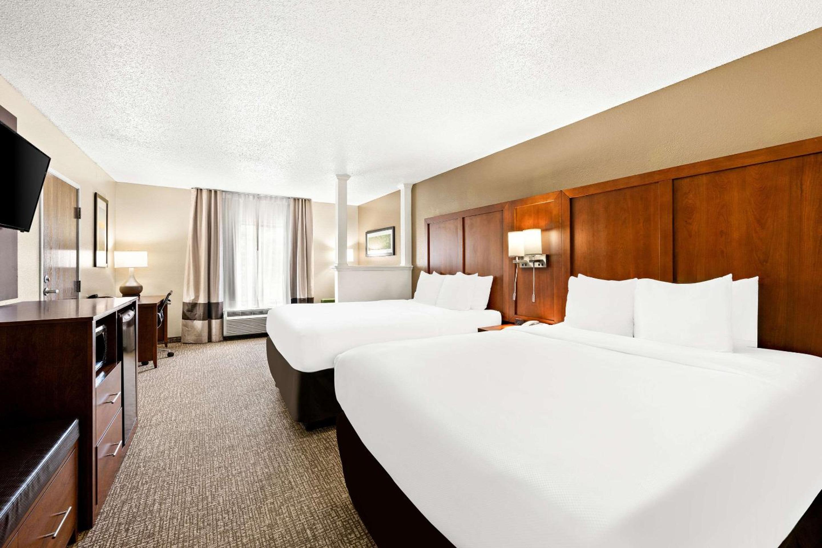 Queen Room with Two Queen Beds - Non-Smoking - Photo 1