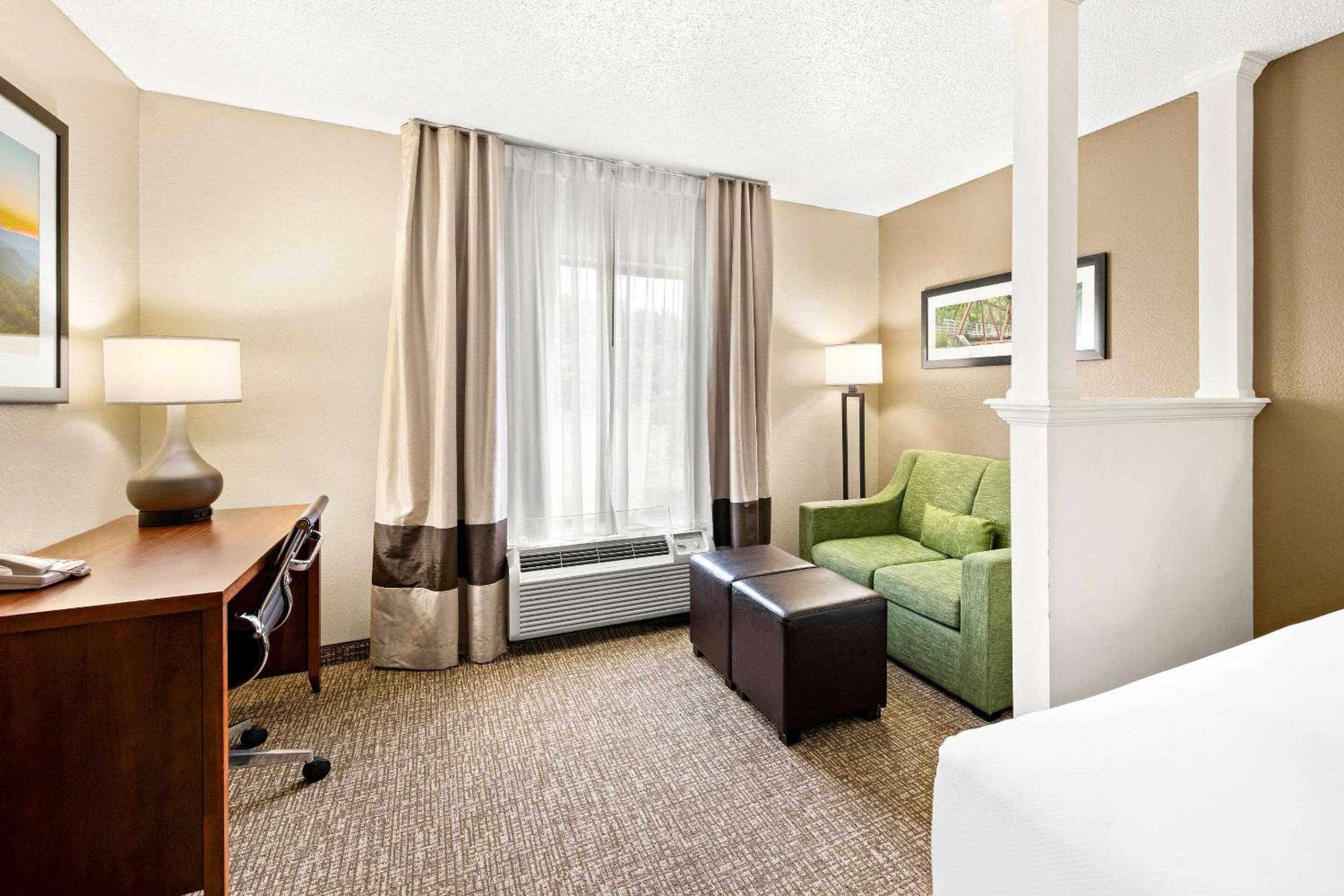 Queen Room with Two Queen Beds - Non-Smoking - Photo 3