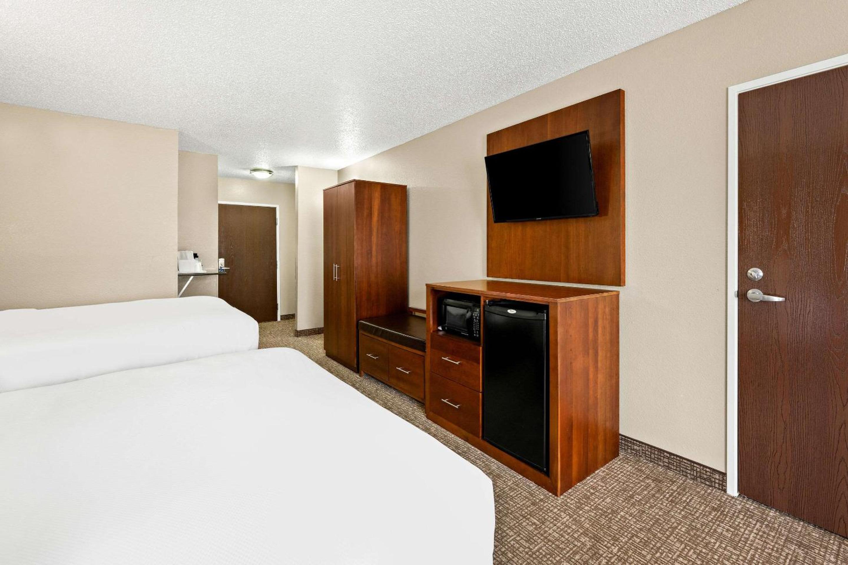 Queen Room with Two Queen Beds - Non-Smoking - Photo 2