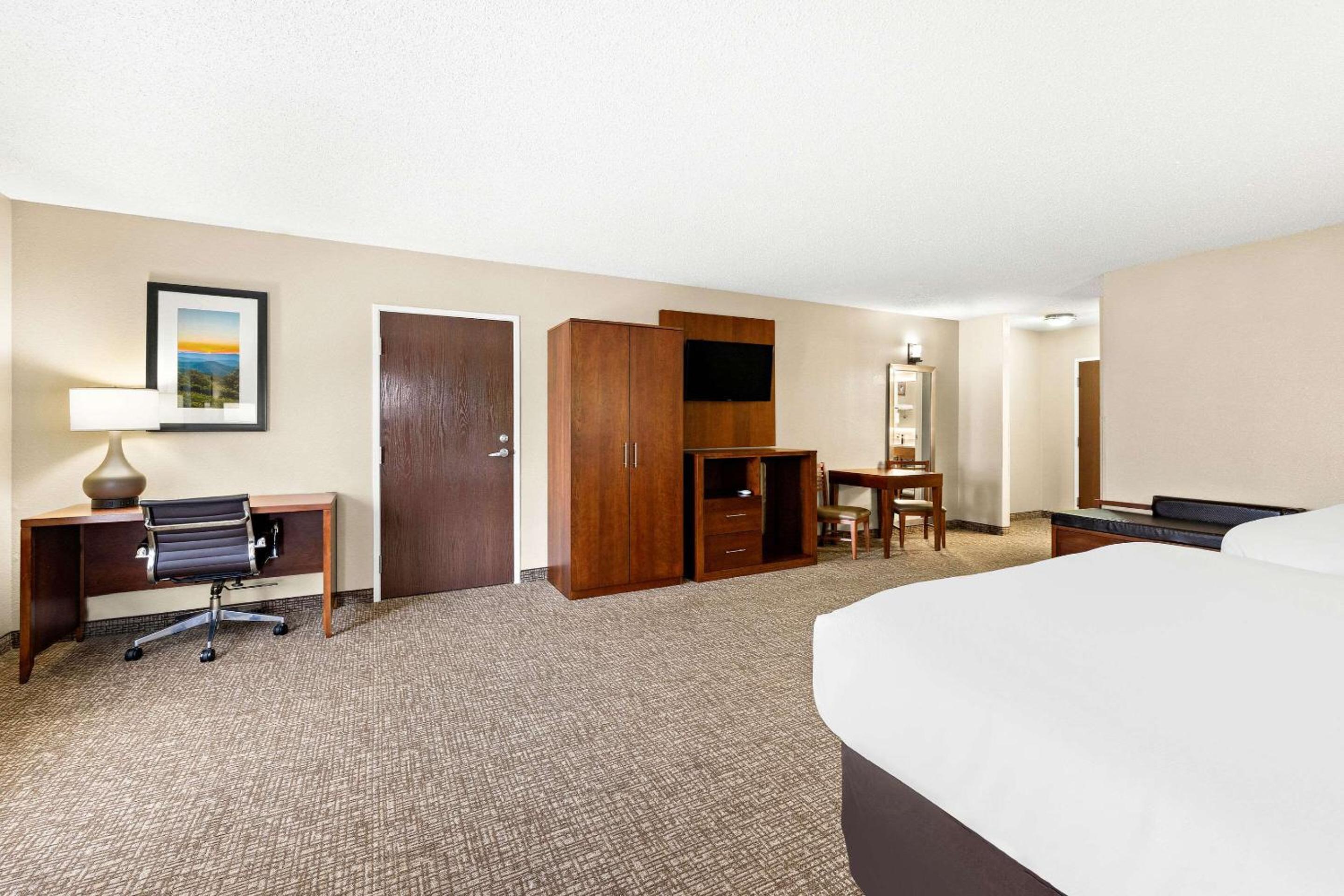 Efficiency One Room Suite with Two Queen Beds and Sofa bed - Non Smoking - Photo 4