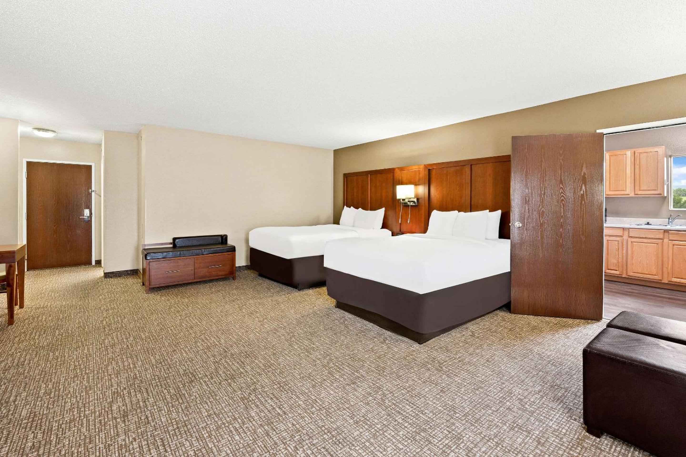 Efficiency One Room Suite with Two Queen Beds and Sofa bed - Non Smoking - Photo 3