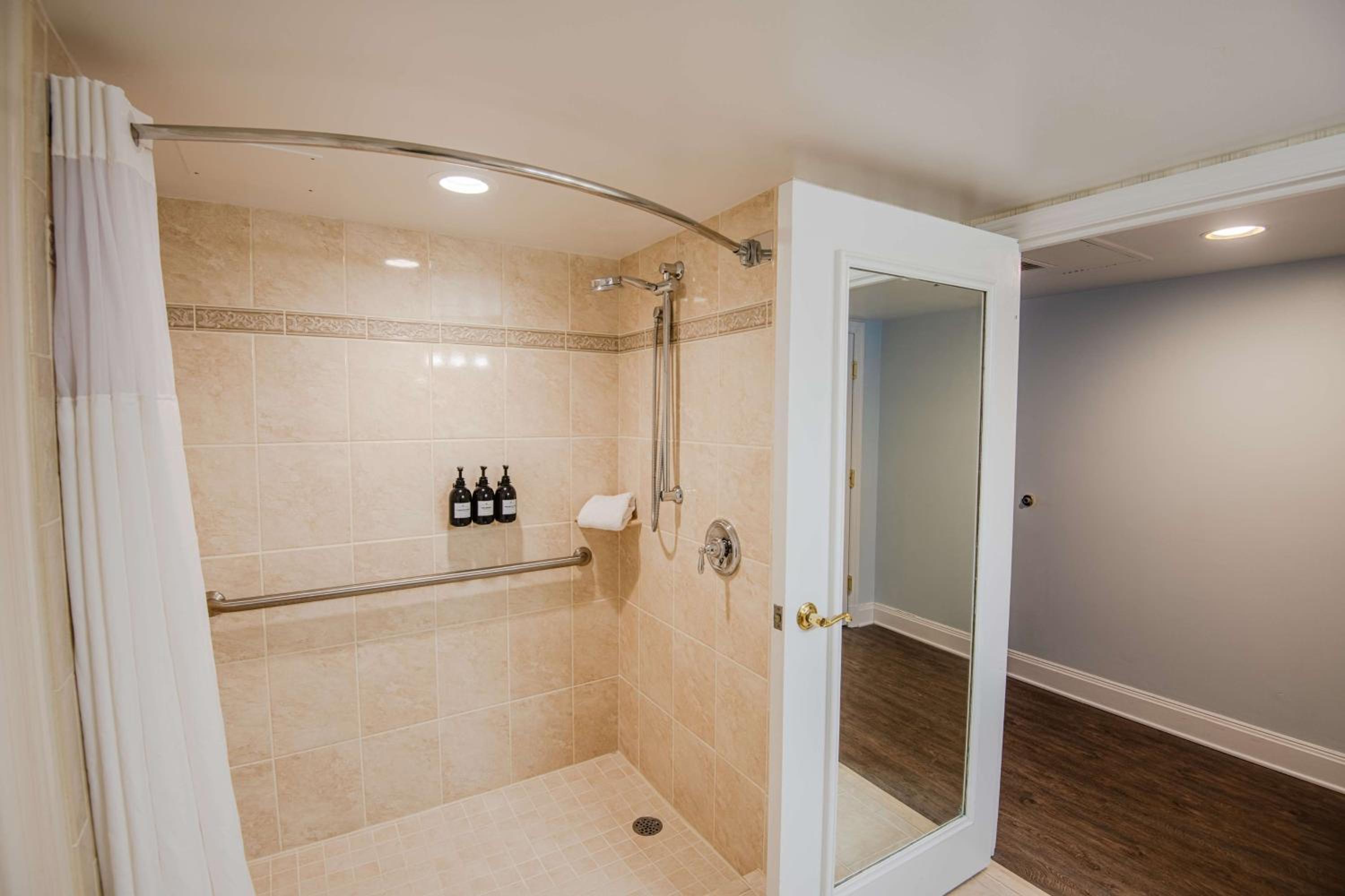 Queen Room with Two Queen Beds and Roll-In Shower - Mobility Access/Non-Smoking - Photo 4
