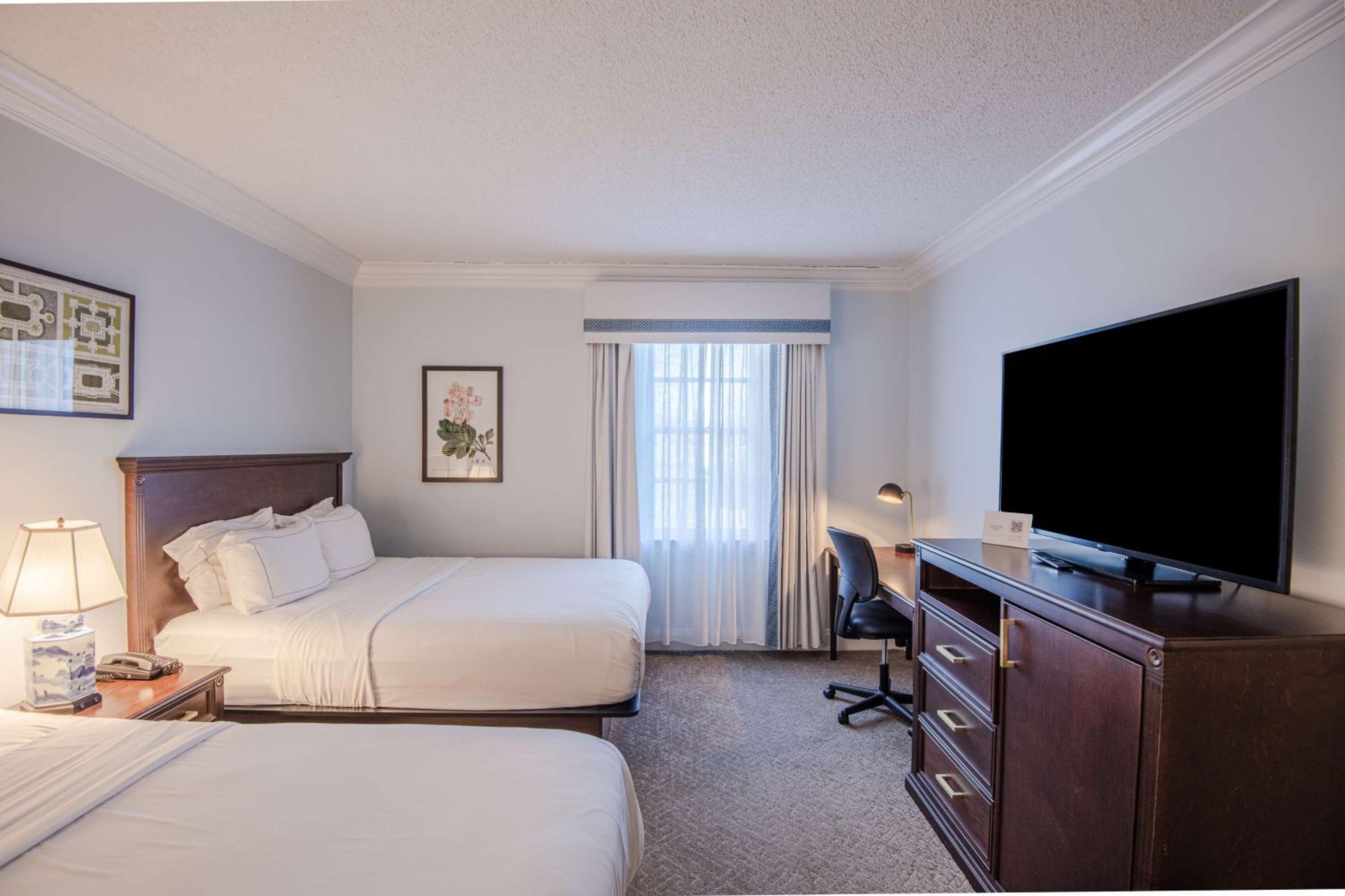 Queen Room with Two Queen Beds and Roll-In Shower - Mobility Access/Non-Smoking - Photo 2