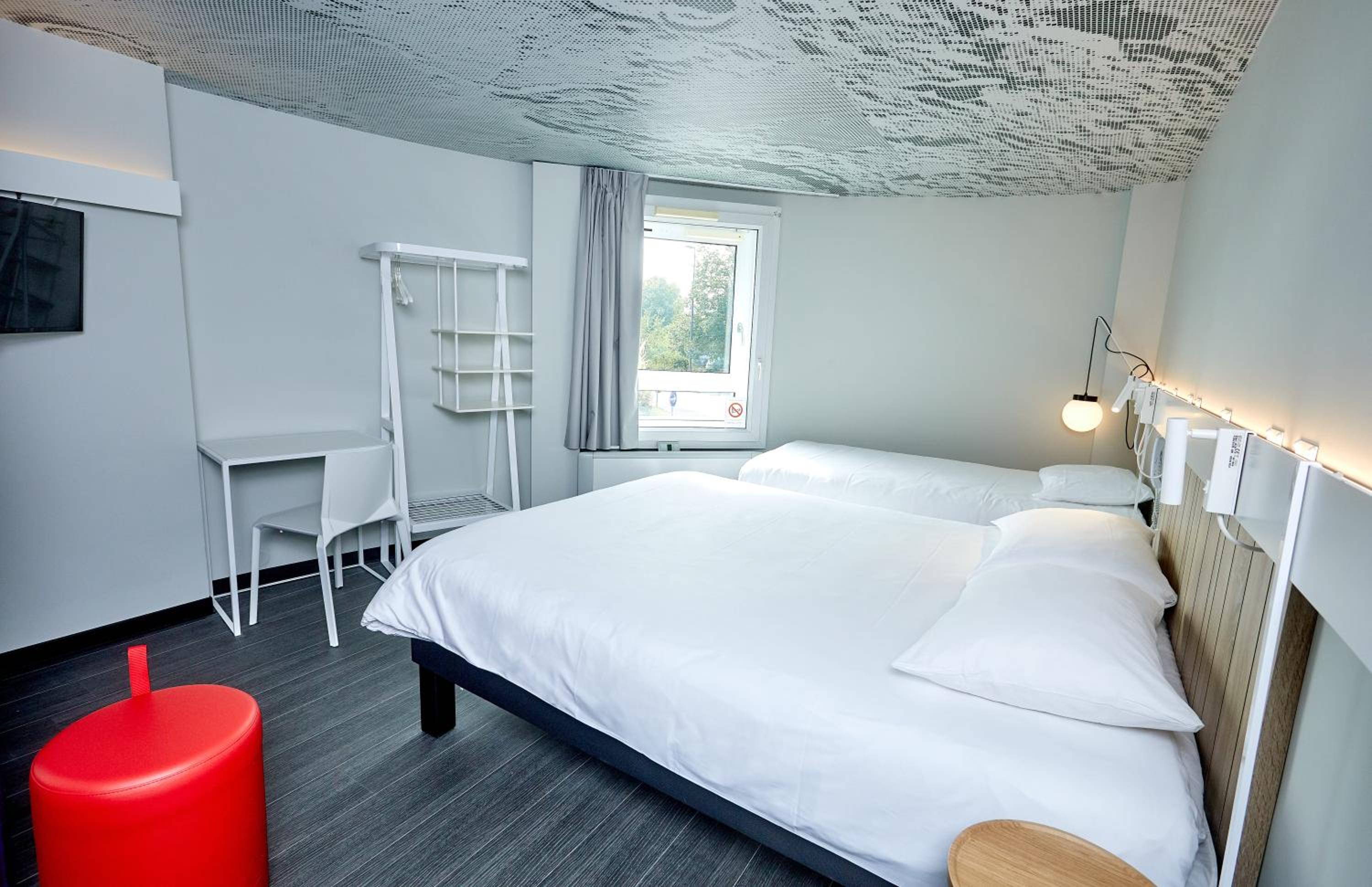 Standard Double Room with One Double and One Single Bed - Non-Smoking - Photo 1