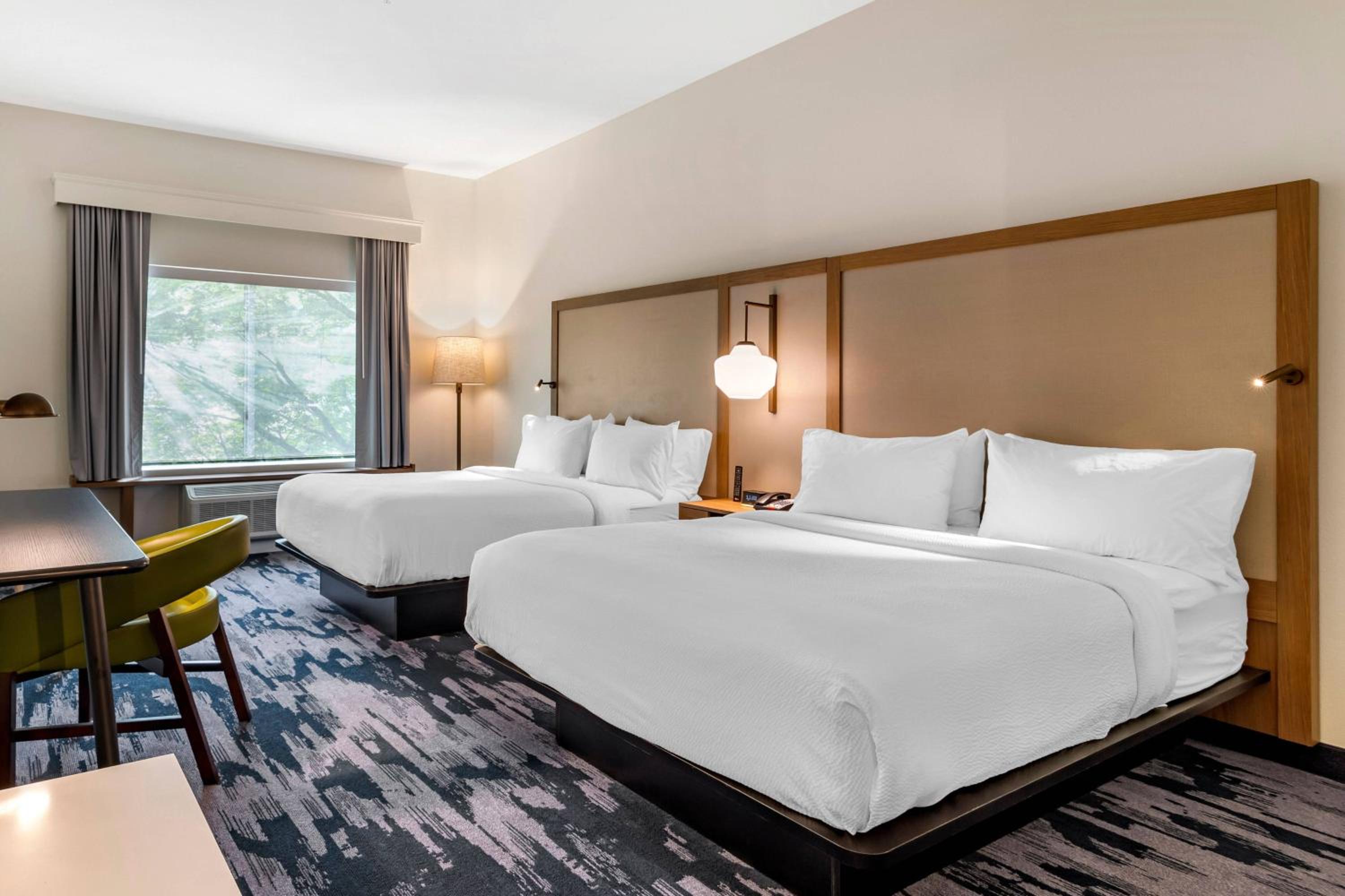 Queen Suite with Two Queen Beds, Bathtub and Sofa Bed - Mobility Access/Hearing Accessible photo 1