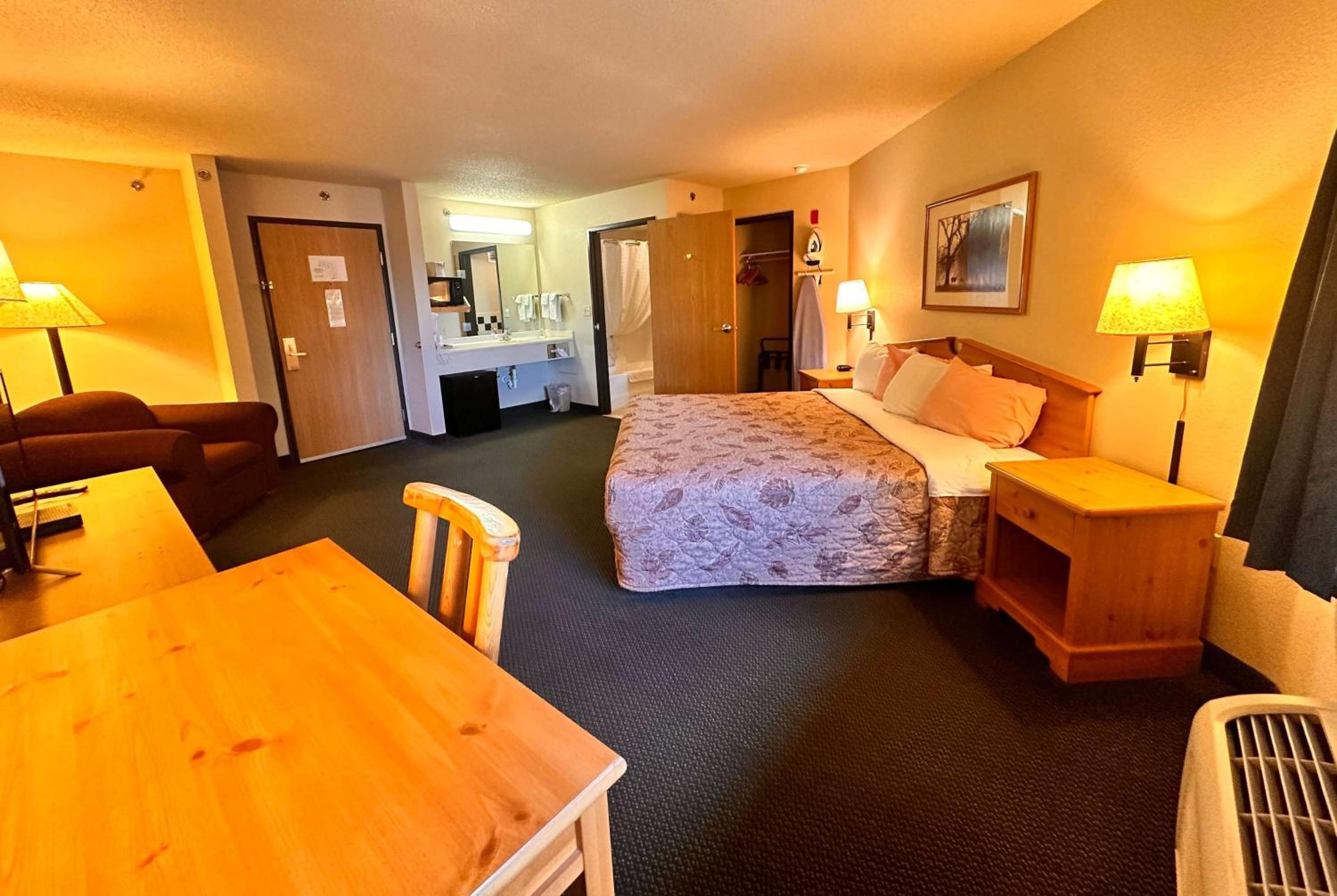 Deluxe King Room - Non-Smoking - Photo 6