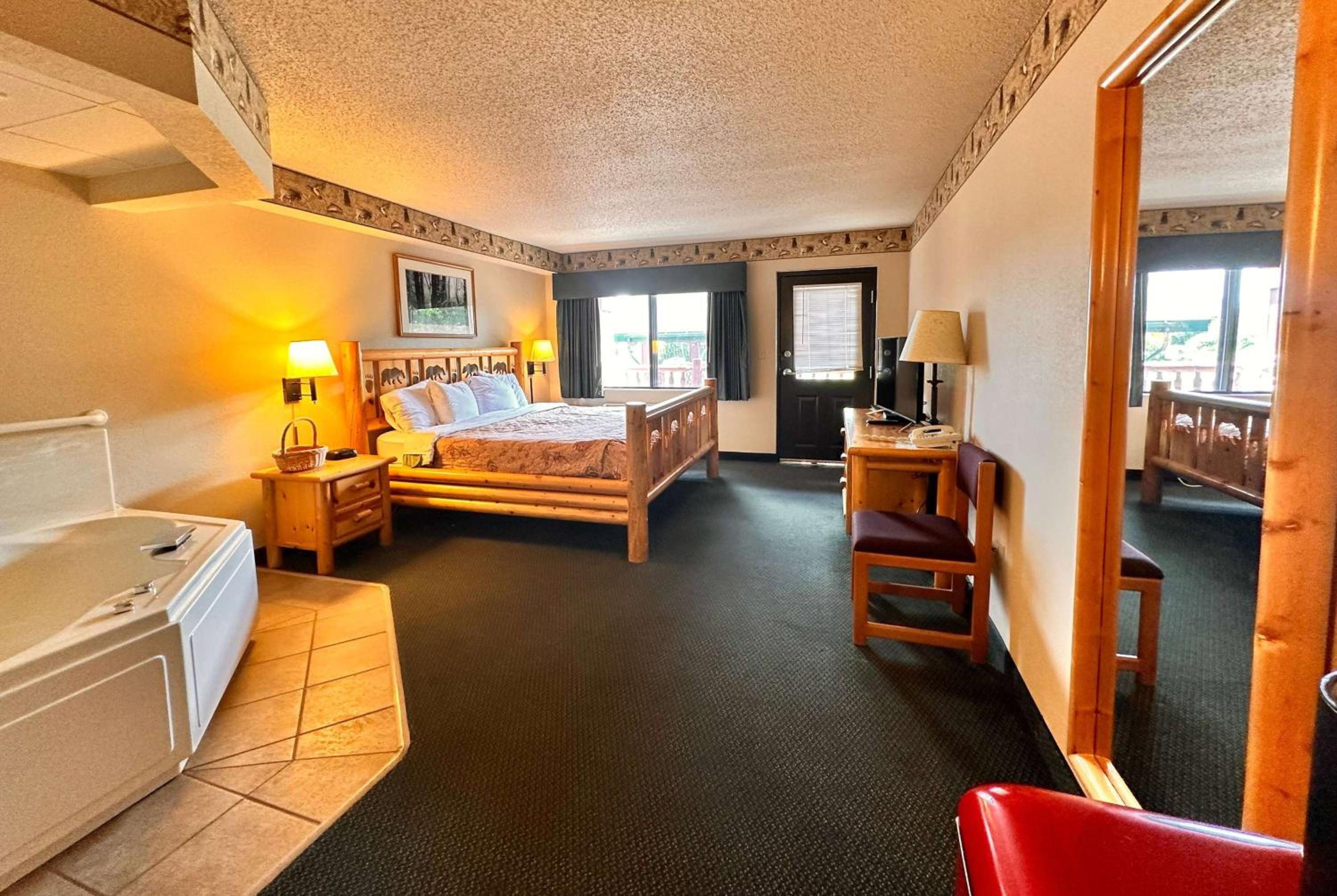 Deluxe King Suite - Non-Smoking - Photo 8