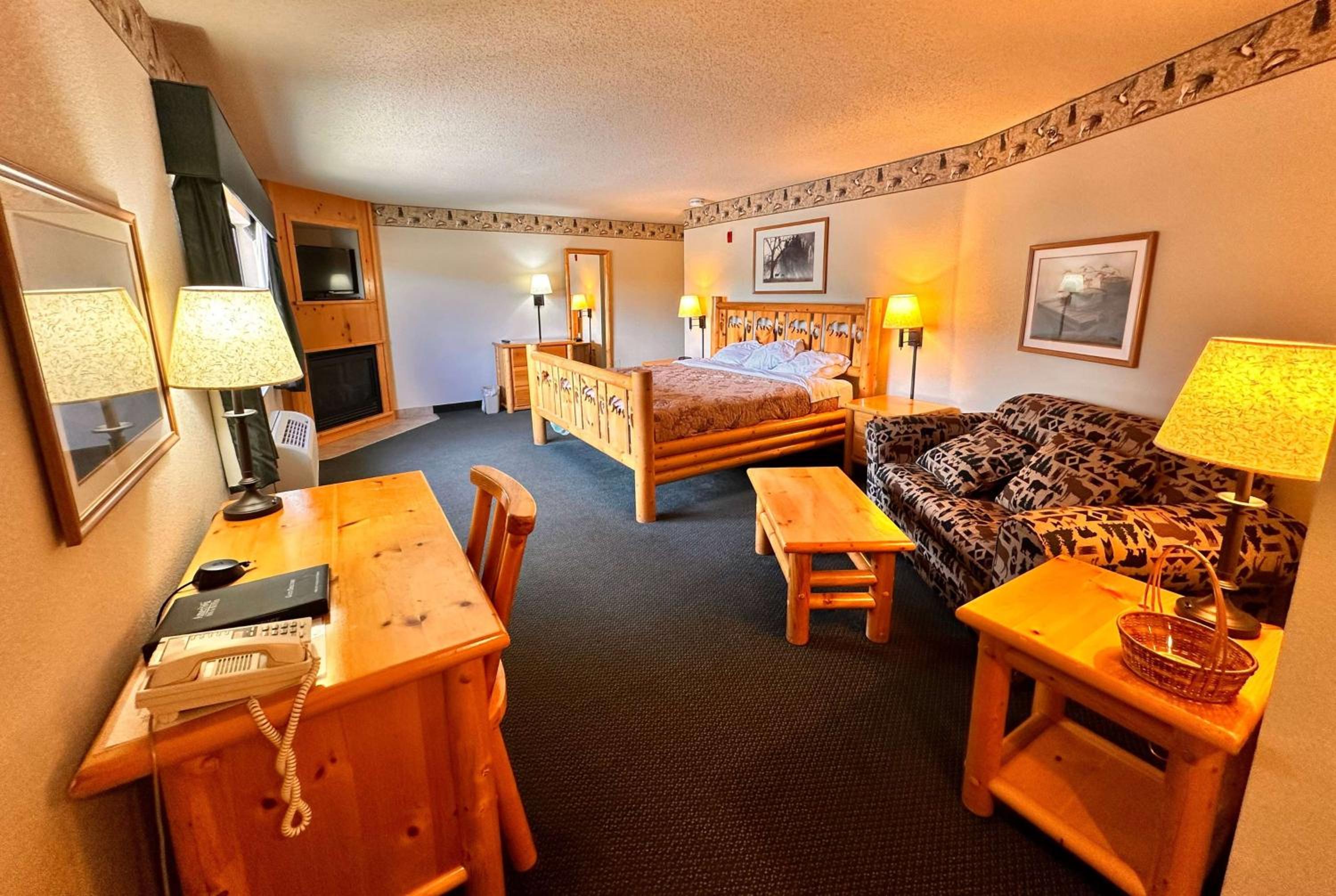 King Suite - Non-Smoking - Photo 3