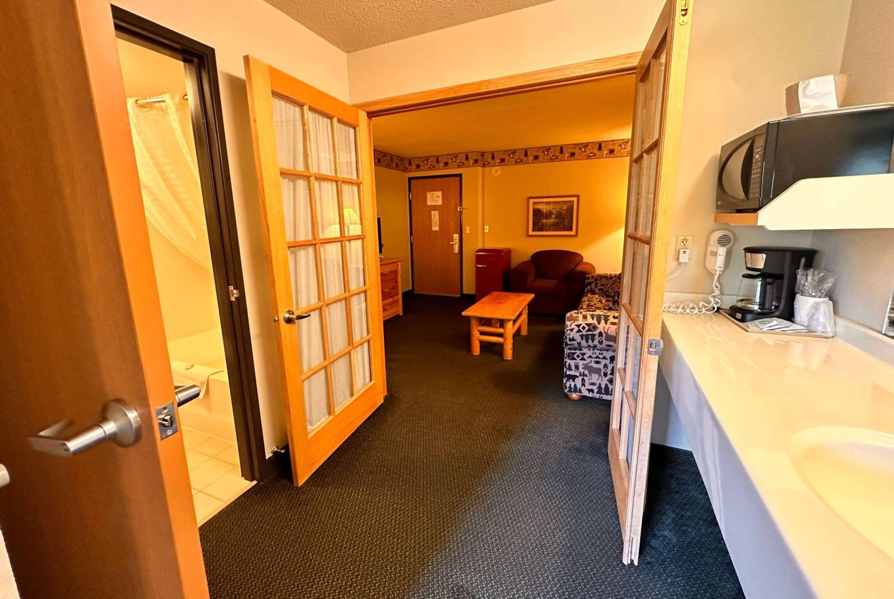 One-Bedroom King Suite - Non-Smoking - Photo 2