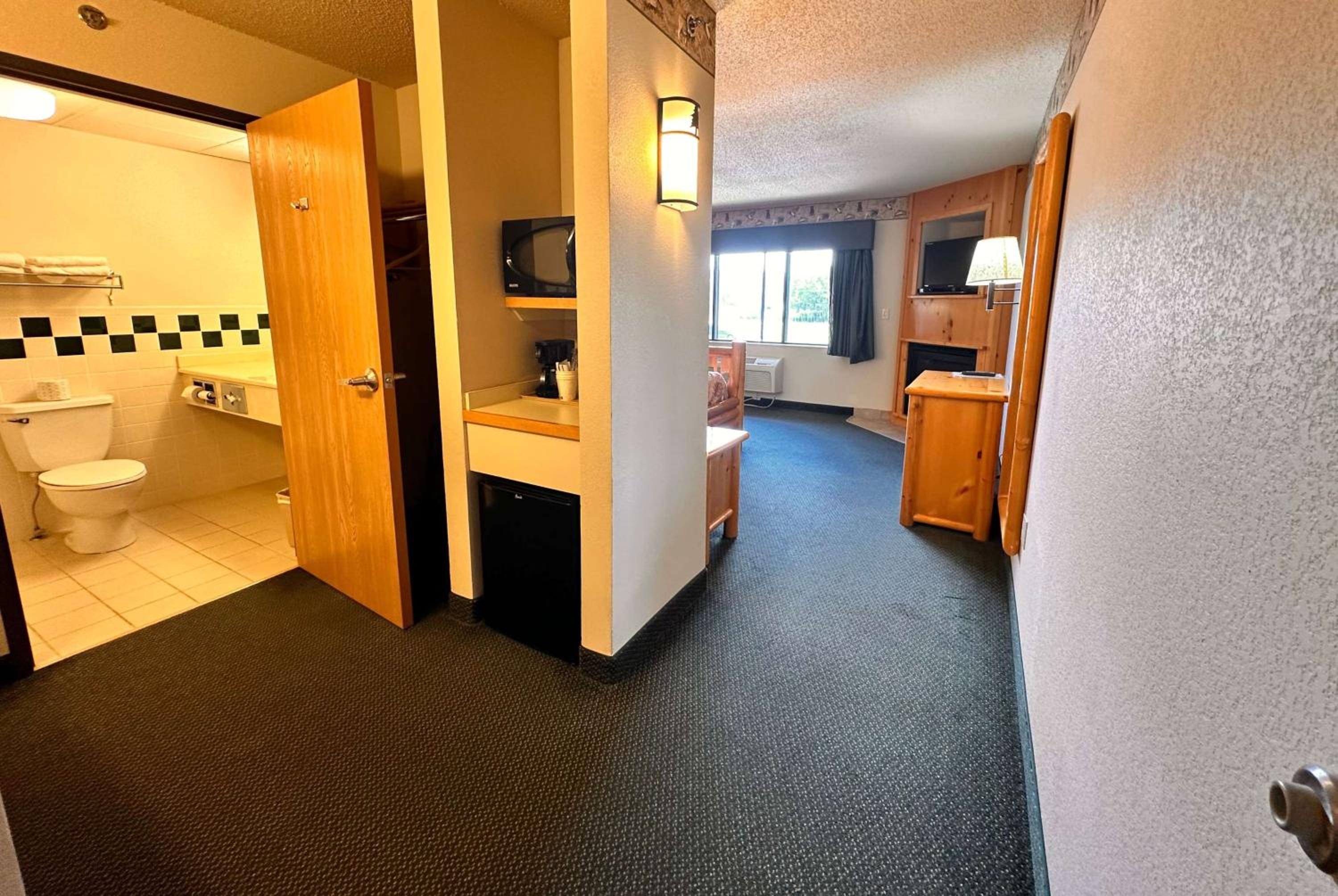 King Suite - Non-Smoking - Photo 4