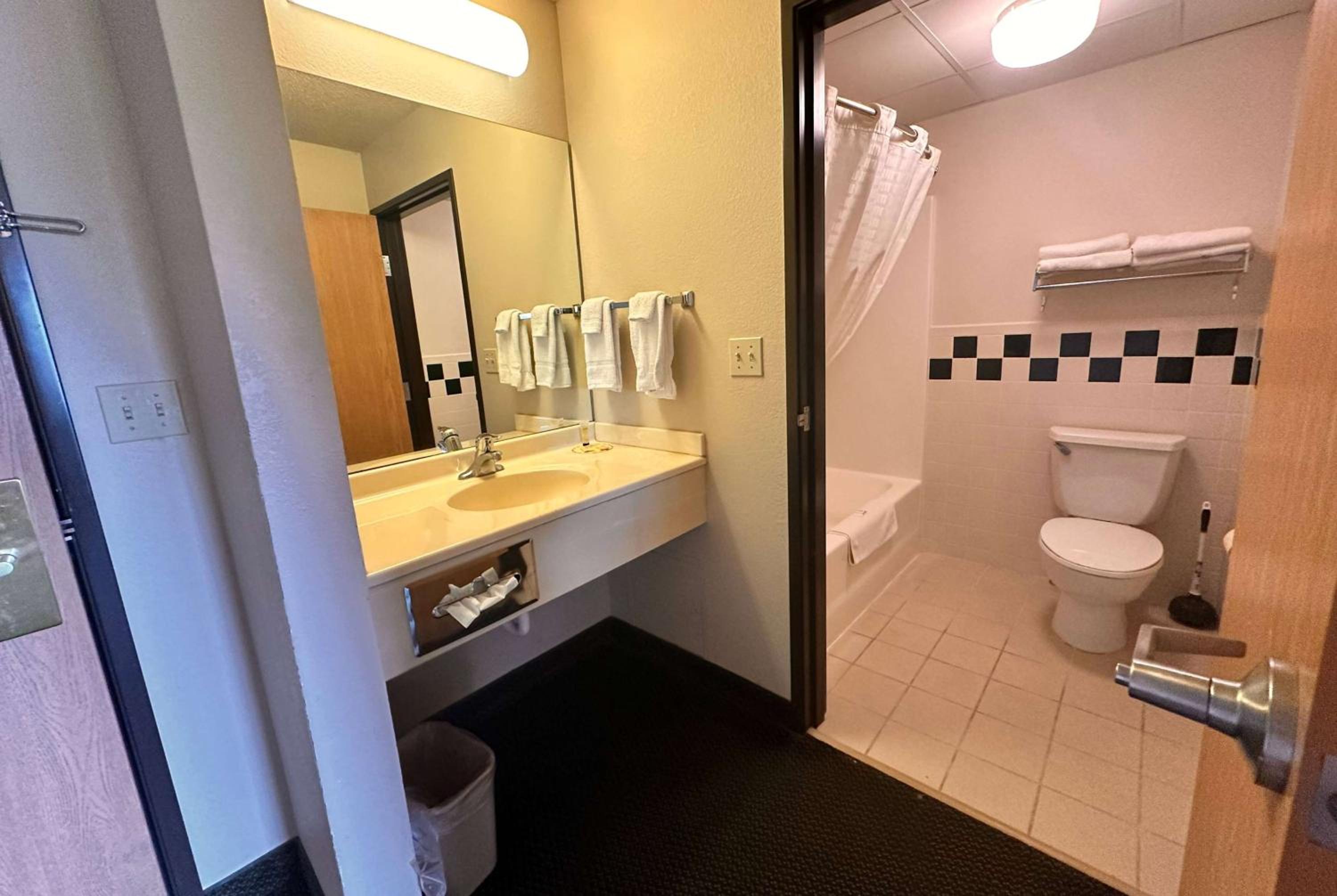 King Room - Second Floor/Non-Smoking - Photo 2