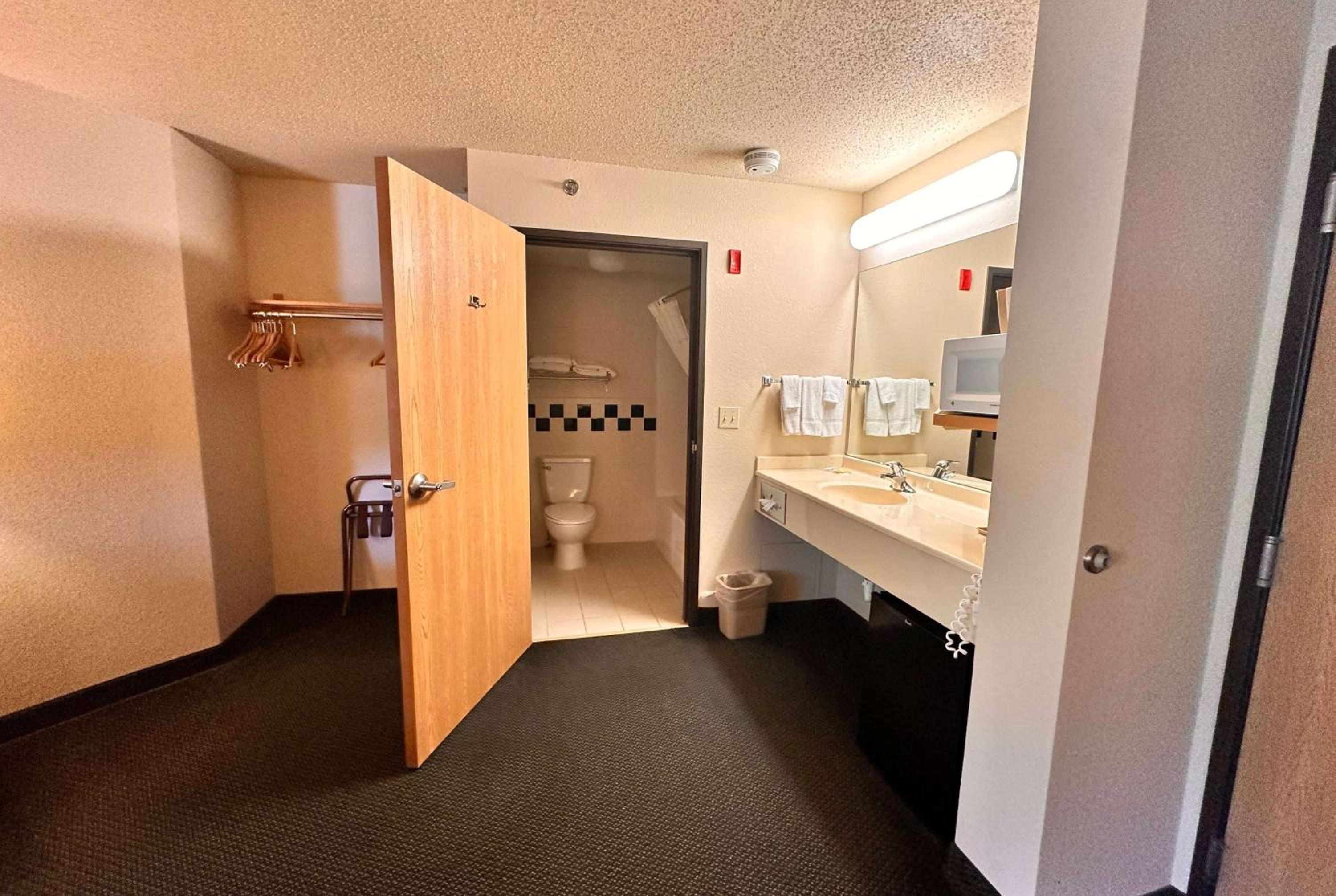 King Room - Second Floor/Non-Smoking - Photo 4