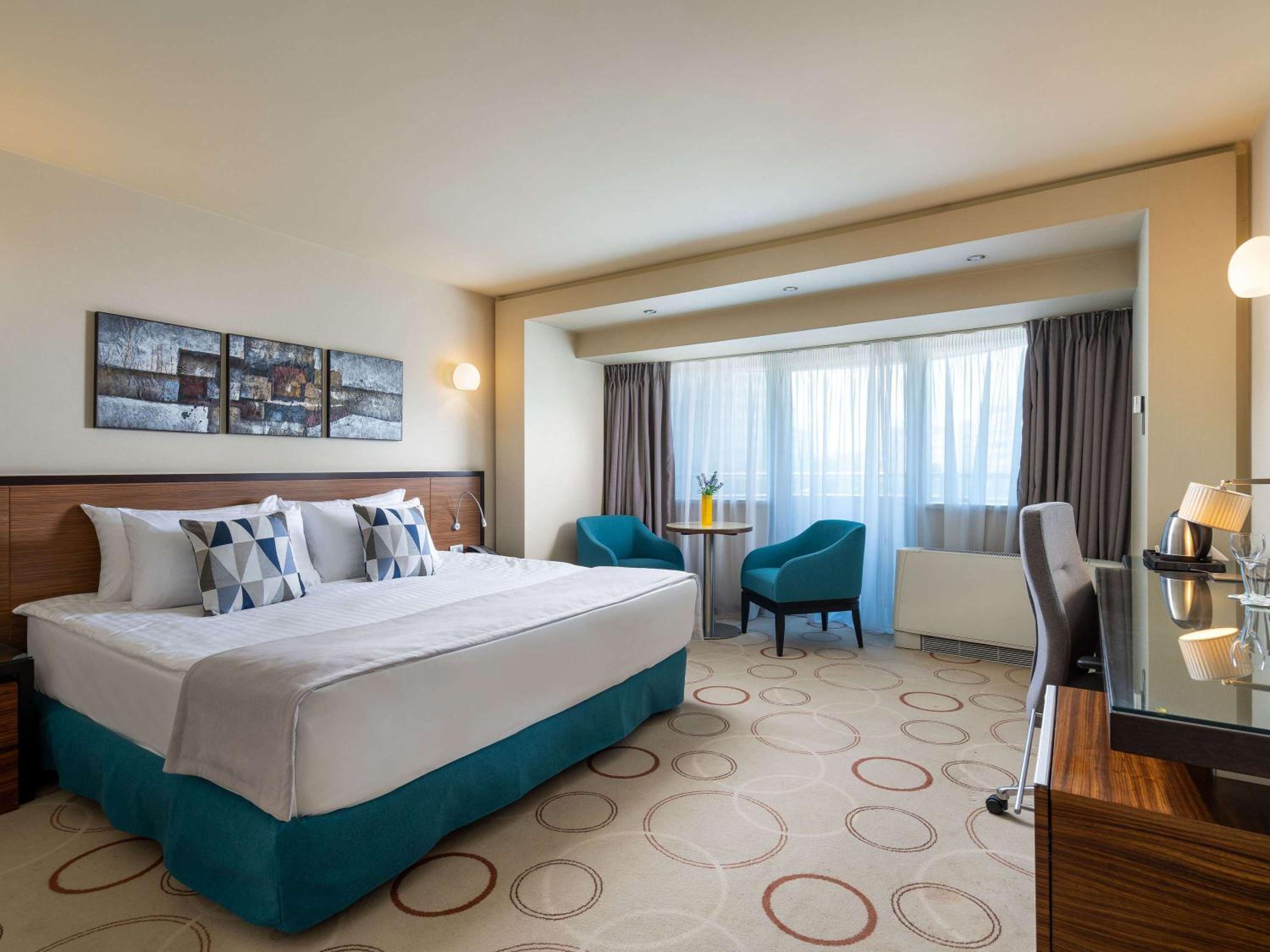 Superior King Room with Balcony photo 2