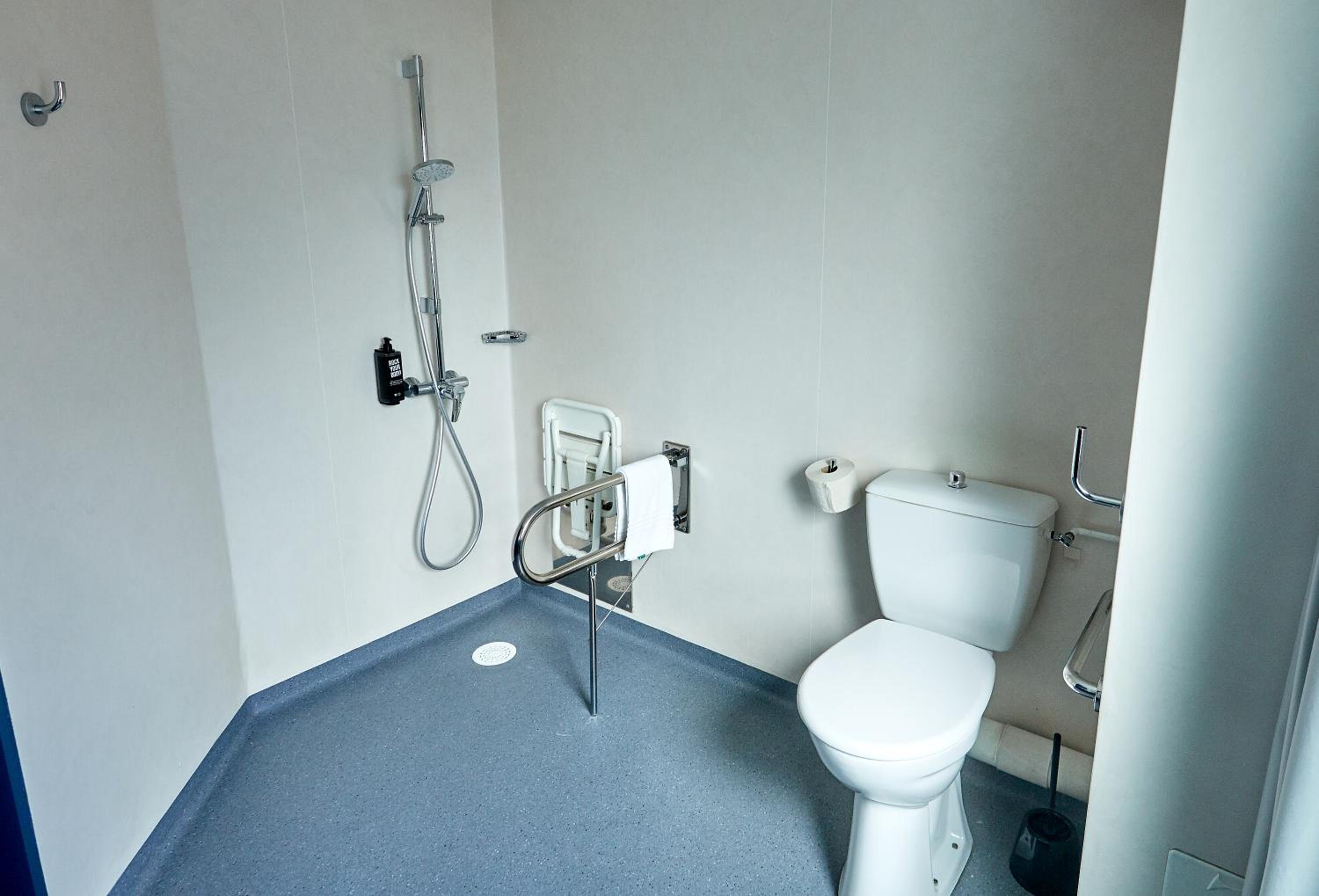 Standard Double Room with One Double and One Single Bed - Non-Smoking - Photo 2