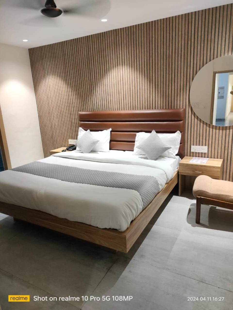 Standard King Room photo 3
