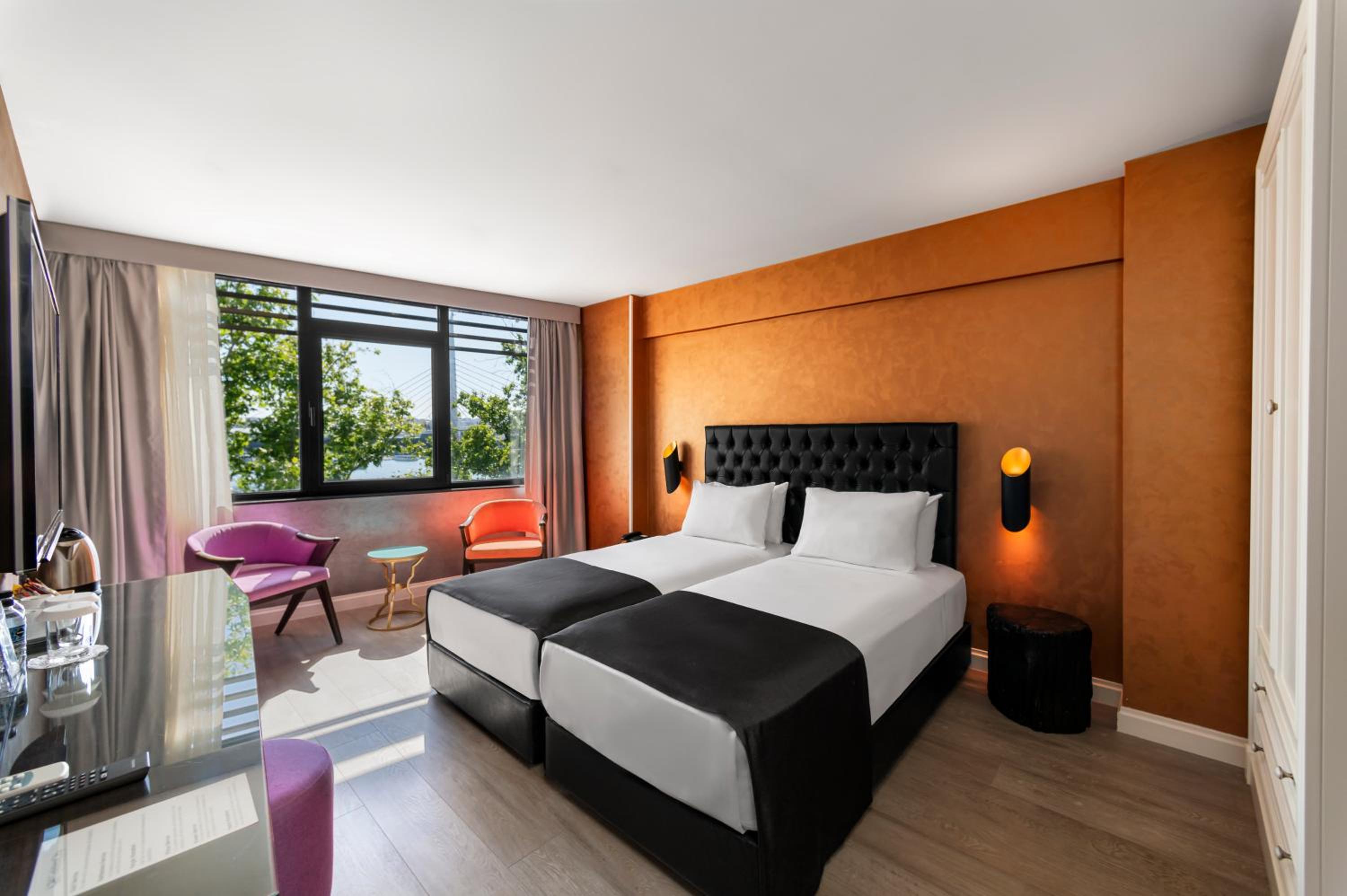 Deluxe Double Room with City View photo 2