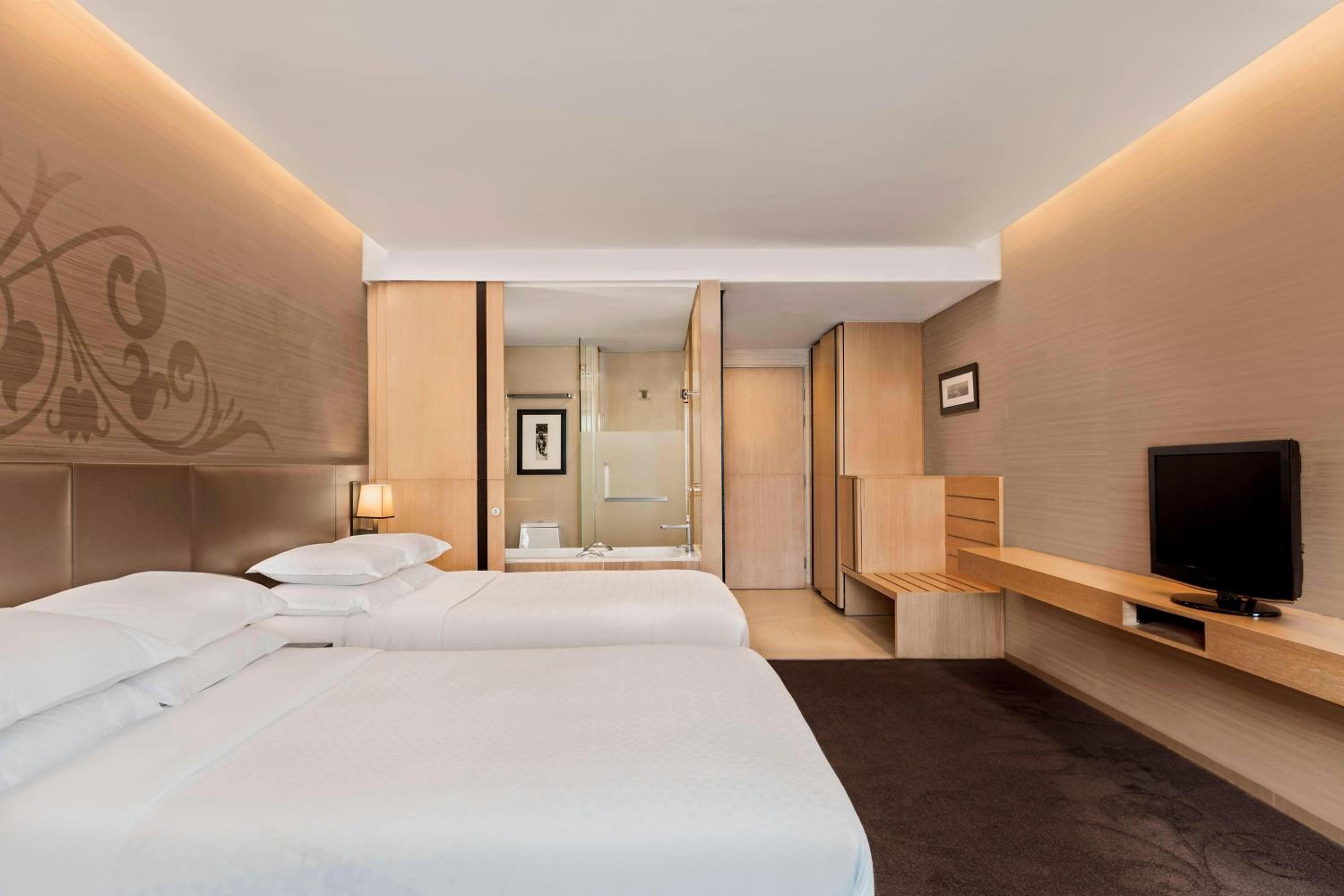 Deluxe Guest Room Queen