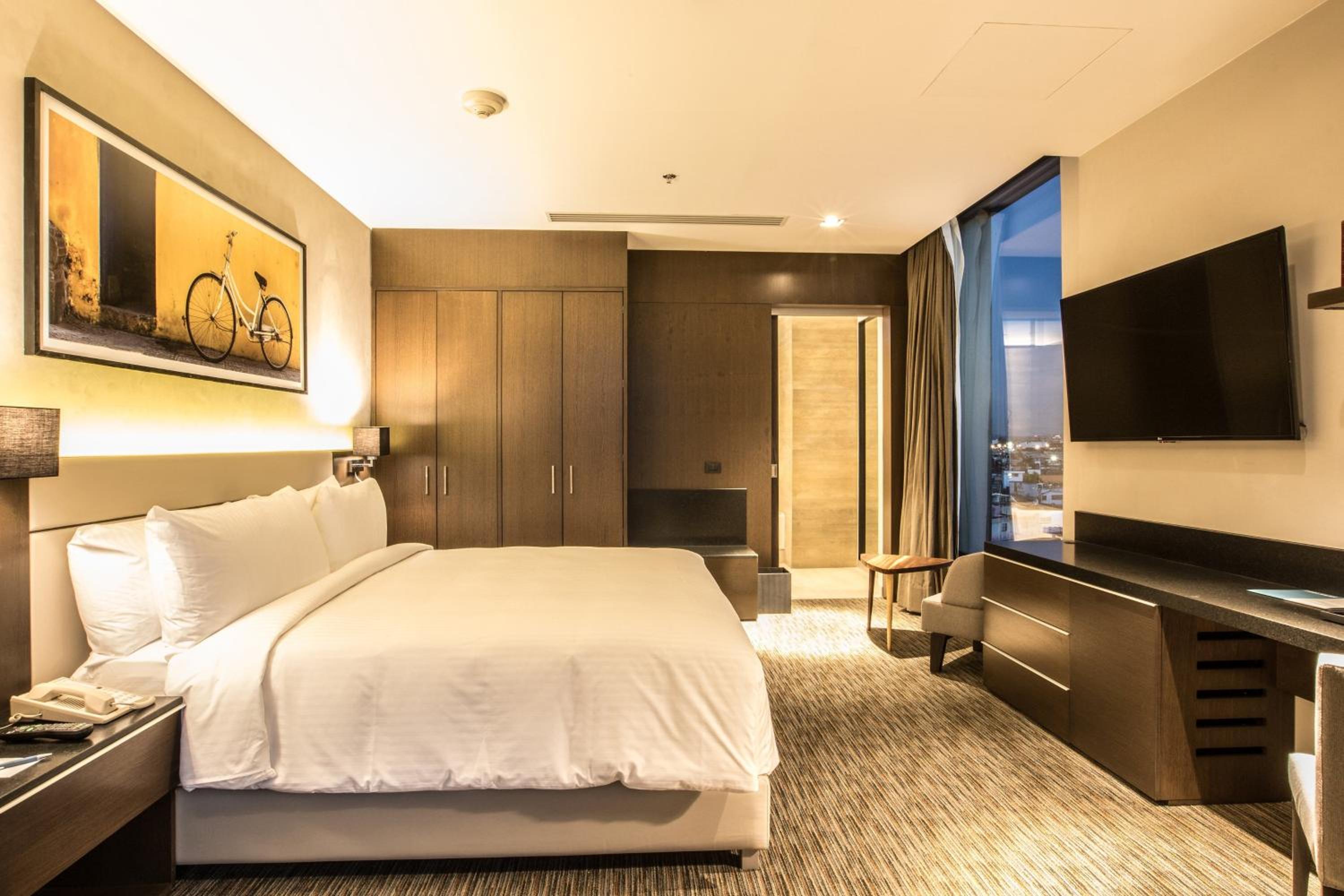 Suite with One King Bed, Balcony and Volcano View photo 1
