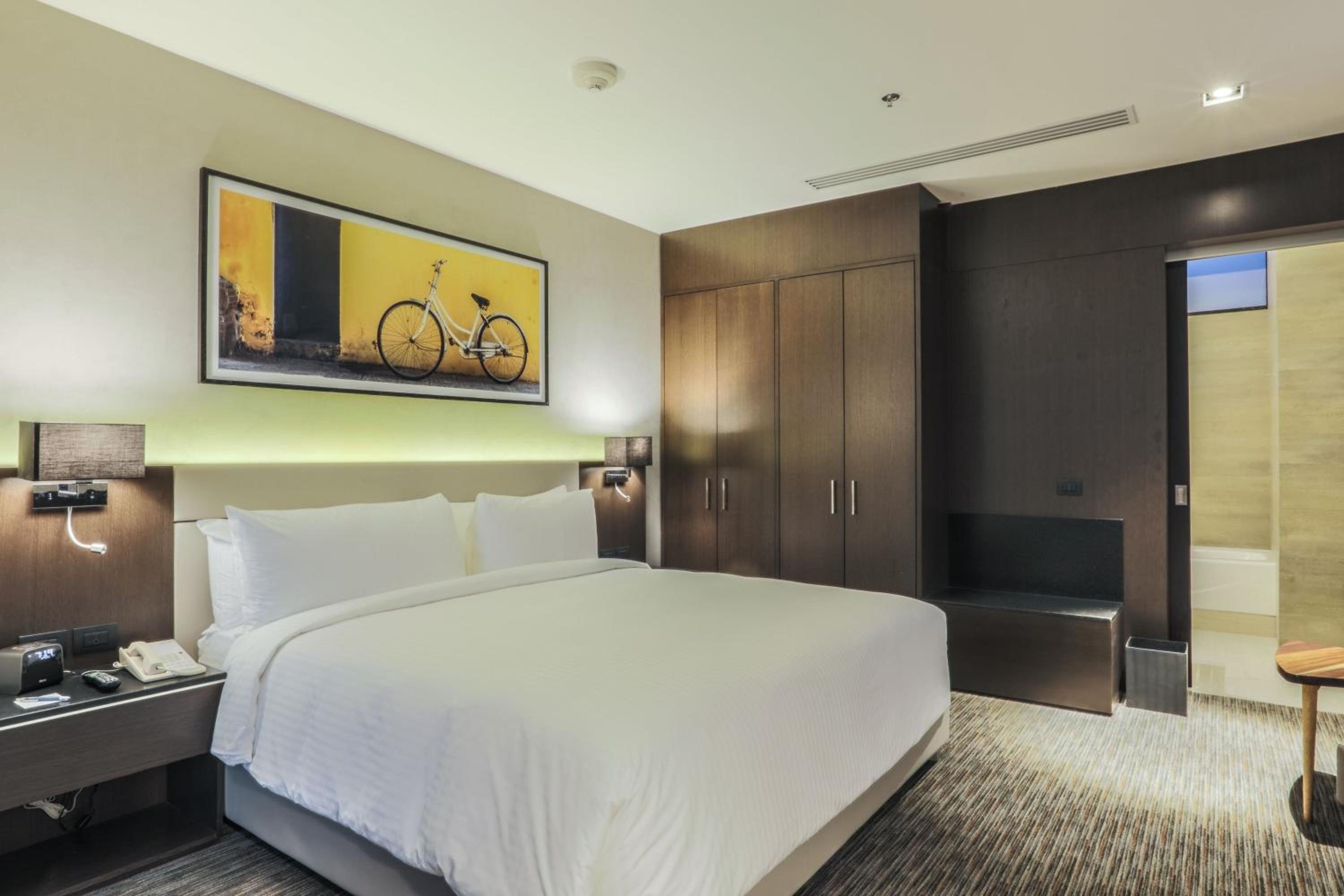 Suite with One King Bed, Balcony and Volcano View photo 3