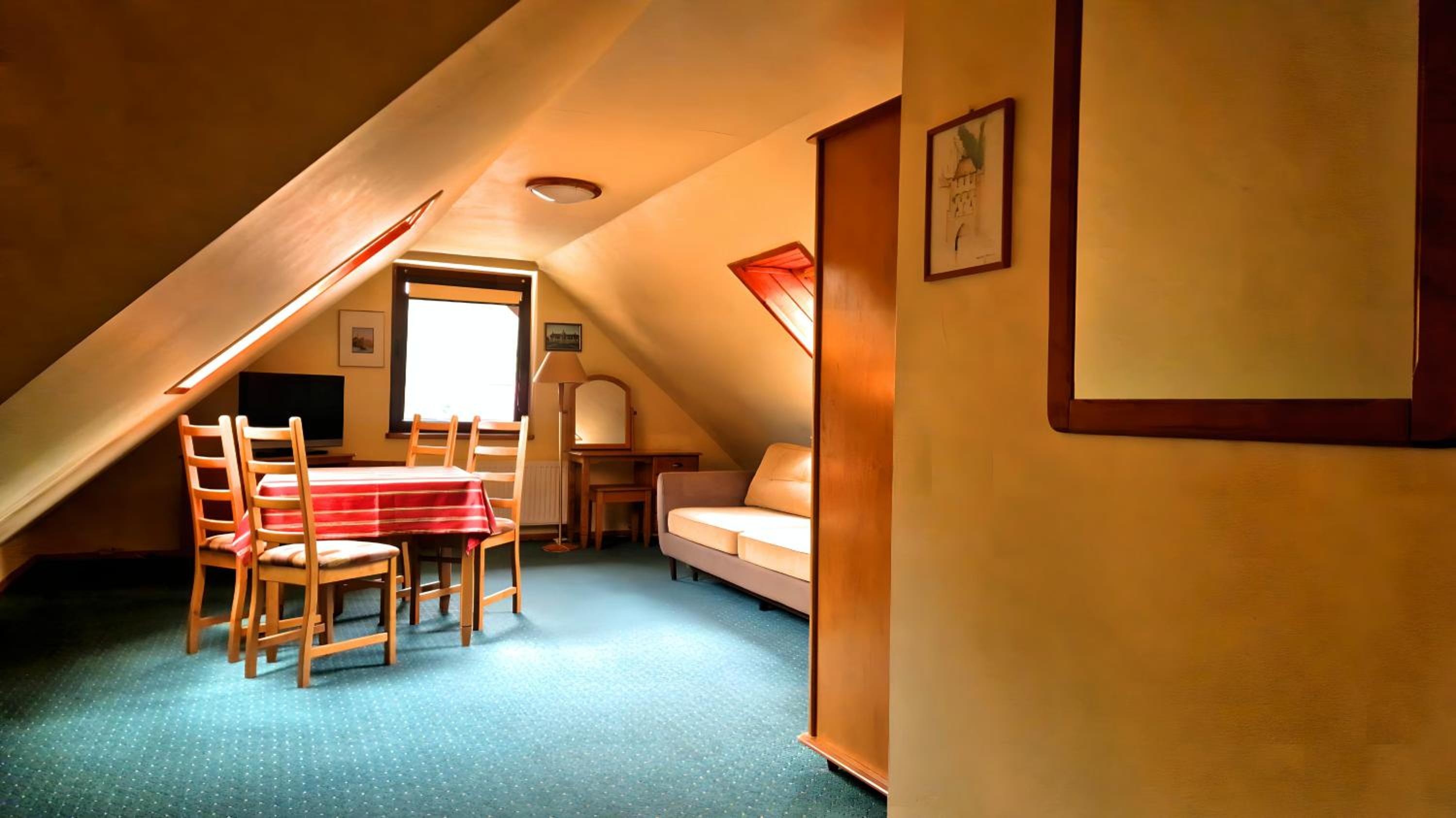 Large Twin Room - Photo 1