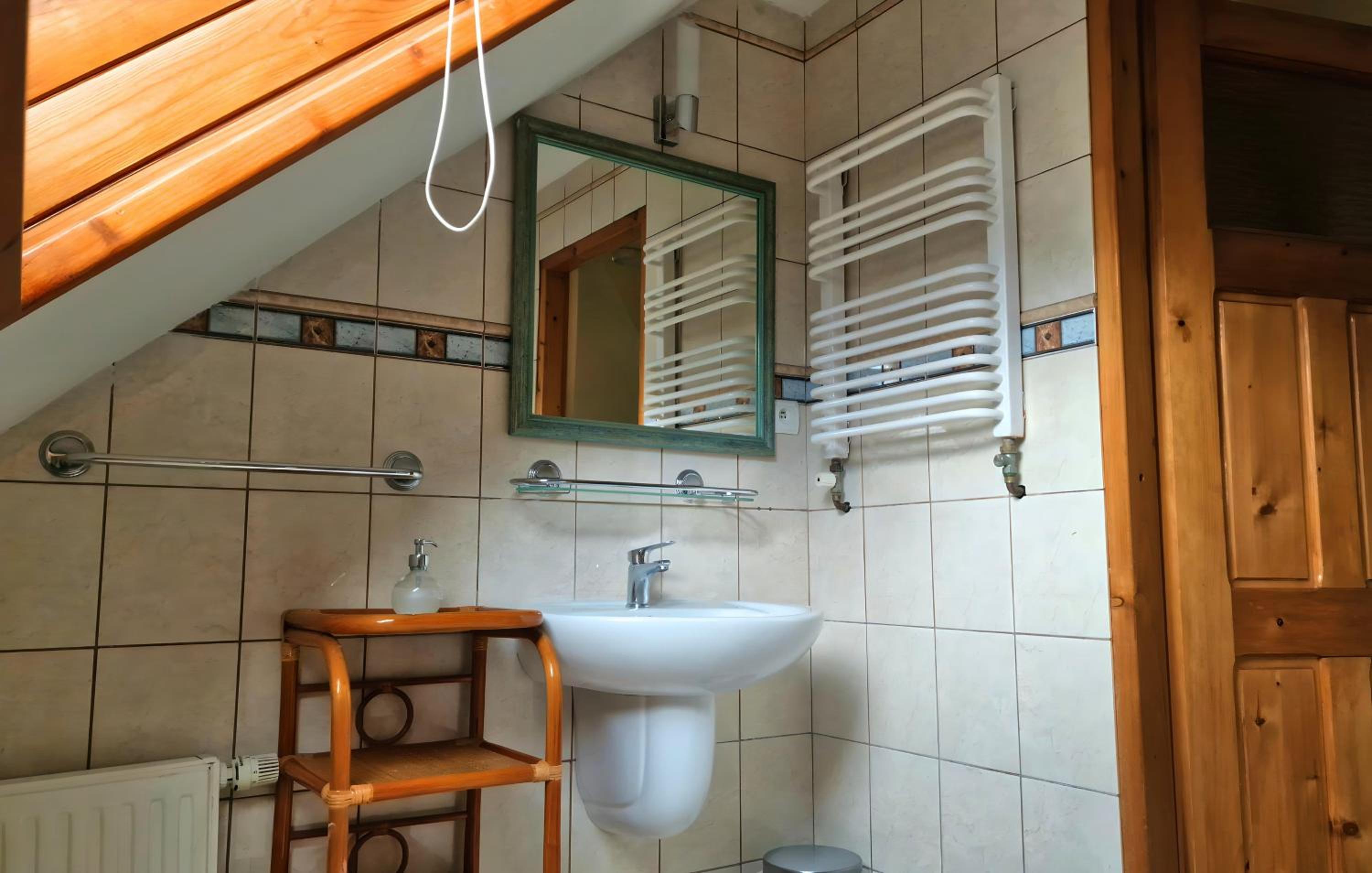 Large Twin Room - Photo 6
