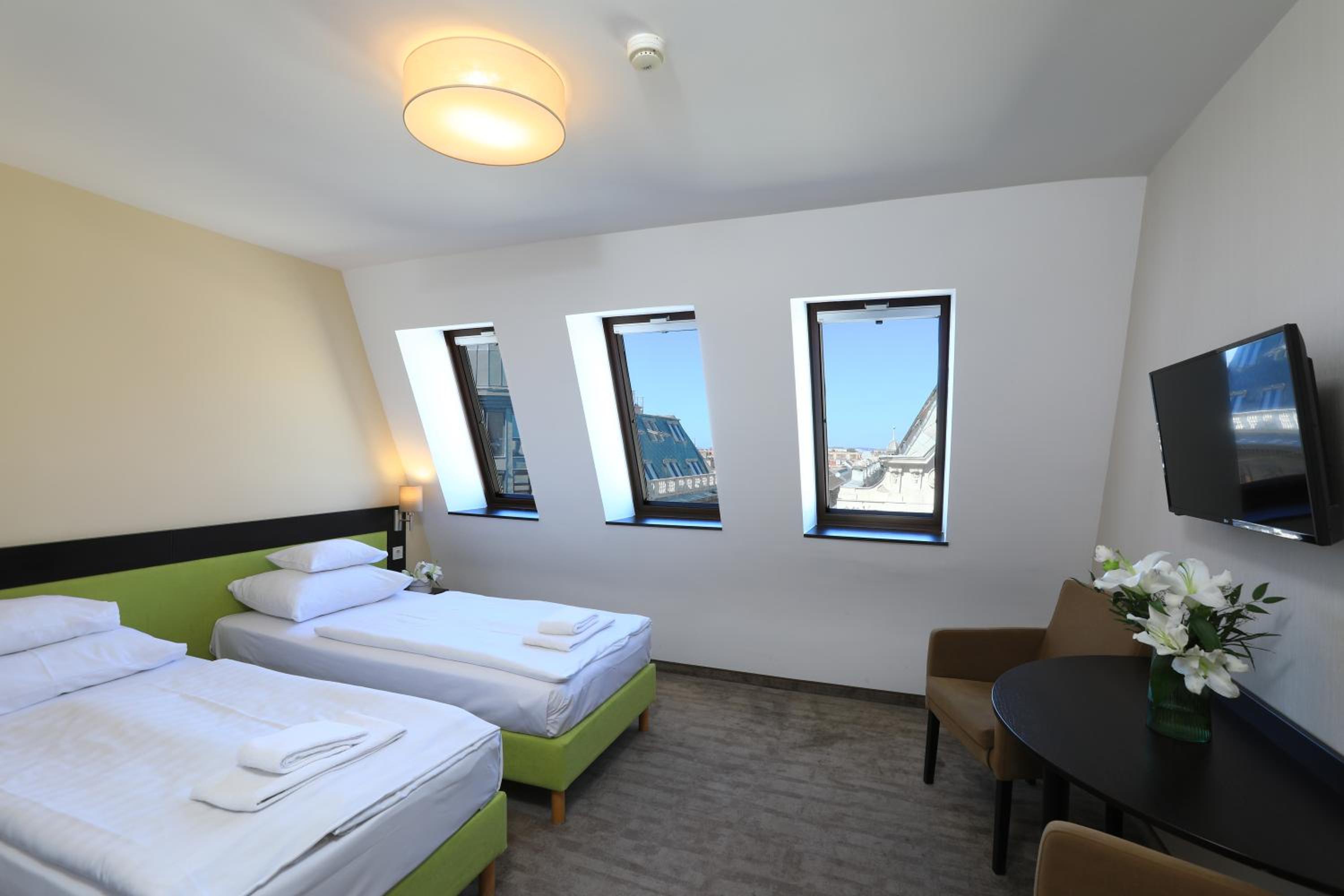 Economy Twin Room - Photo 2