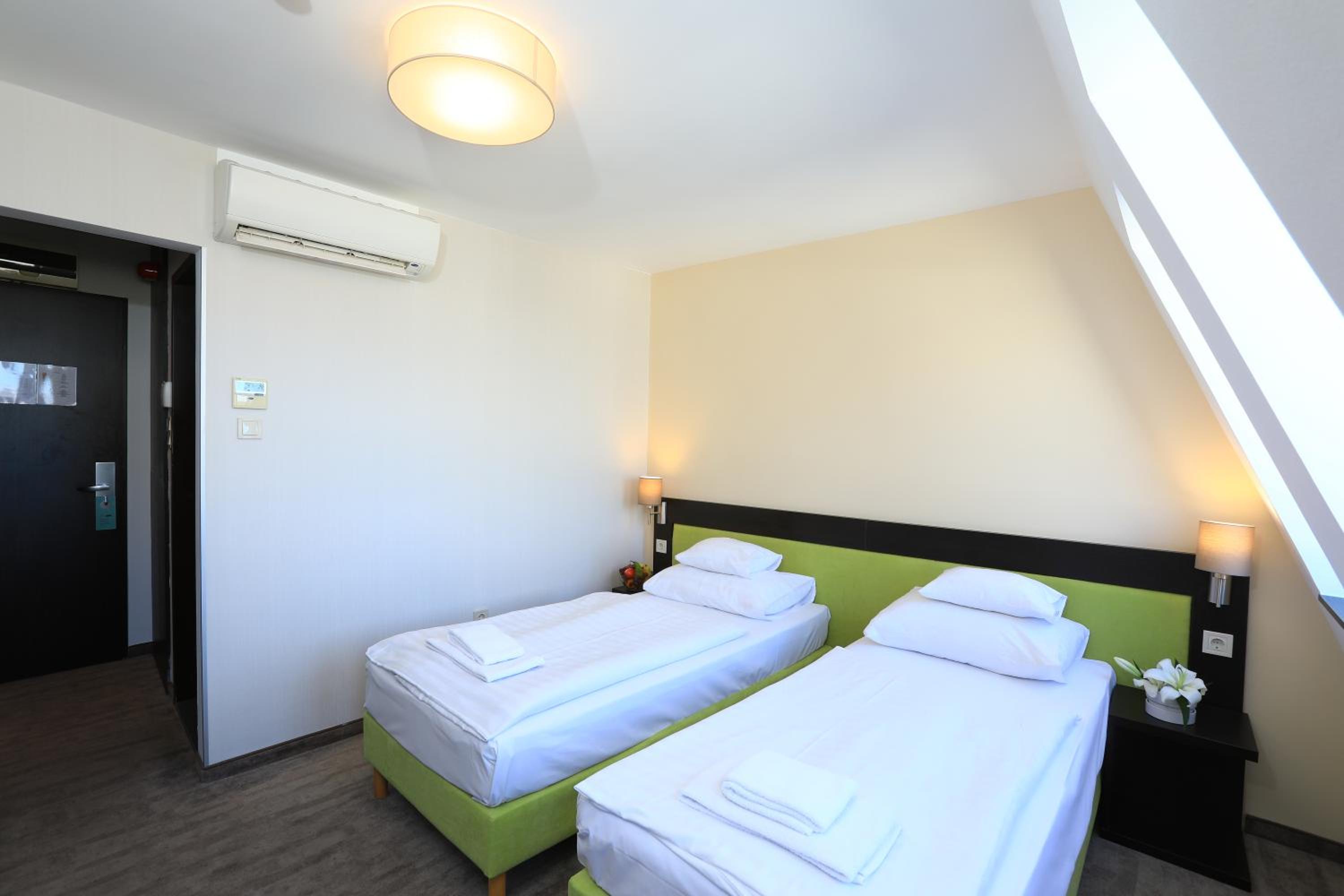 Economy Twin Room - Photo 4