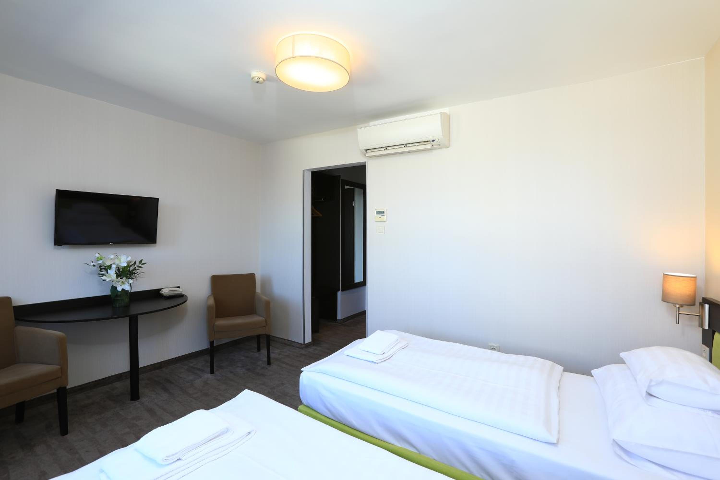 Economy Twin Room - Photo 3