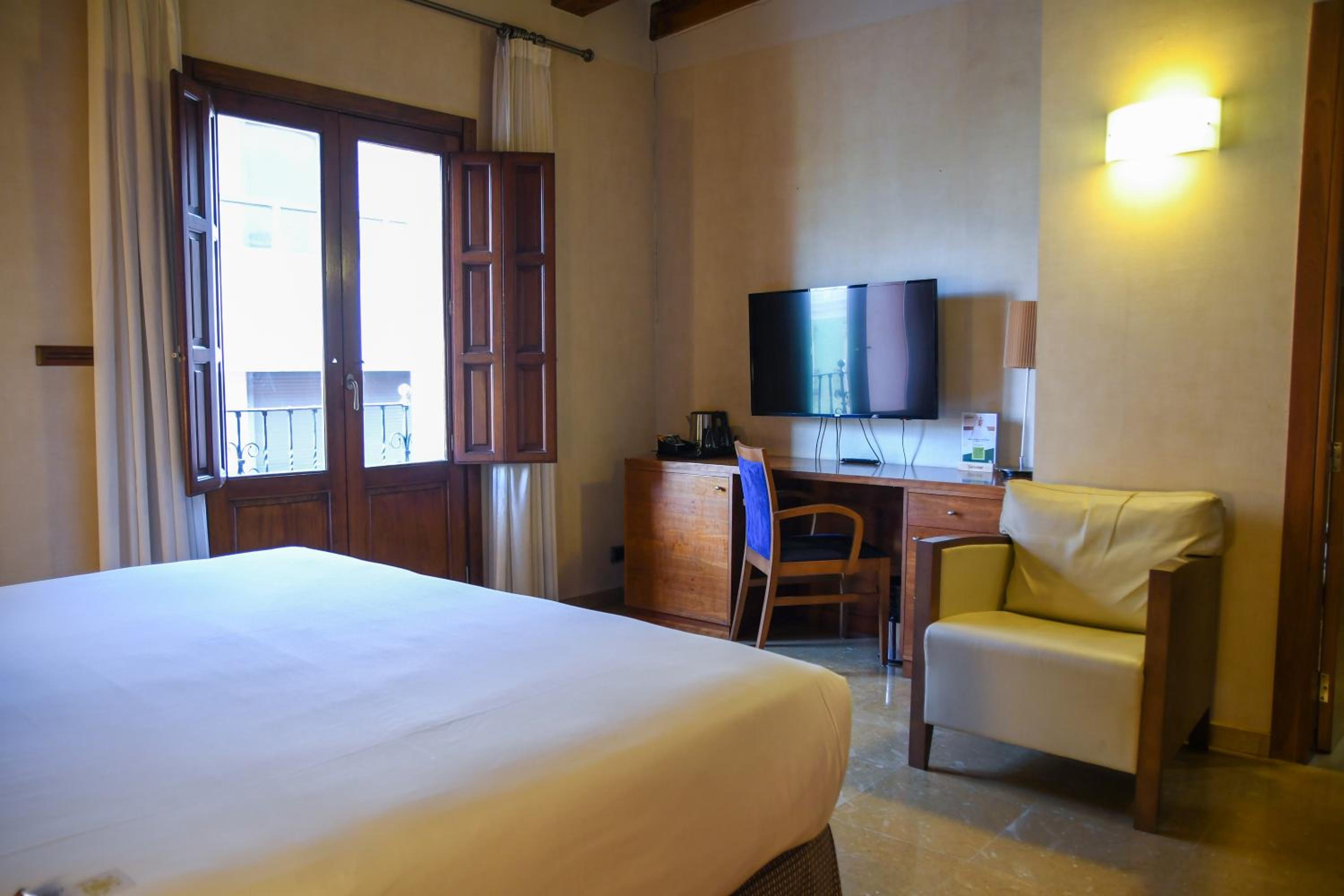 Double or Twin Room with Balcony - Photo 2