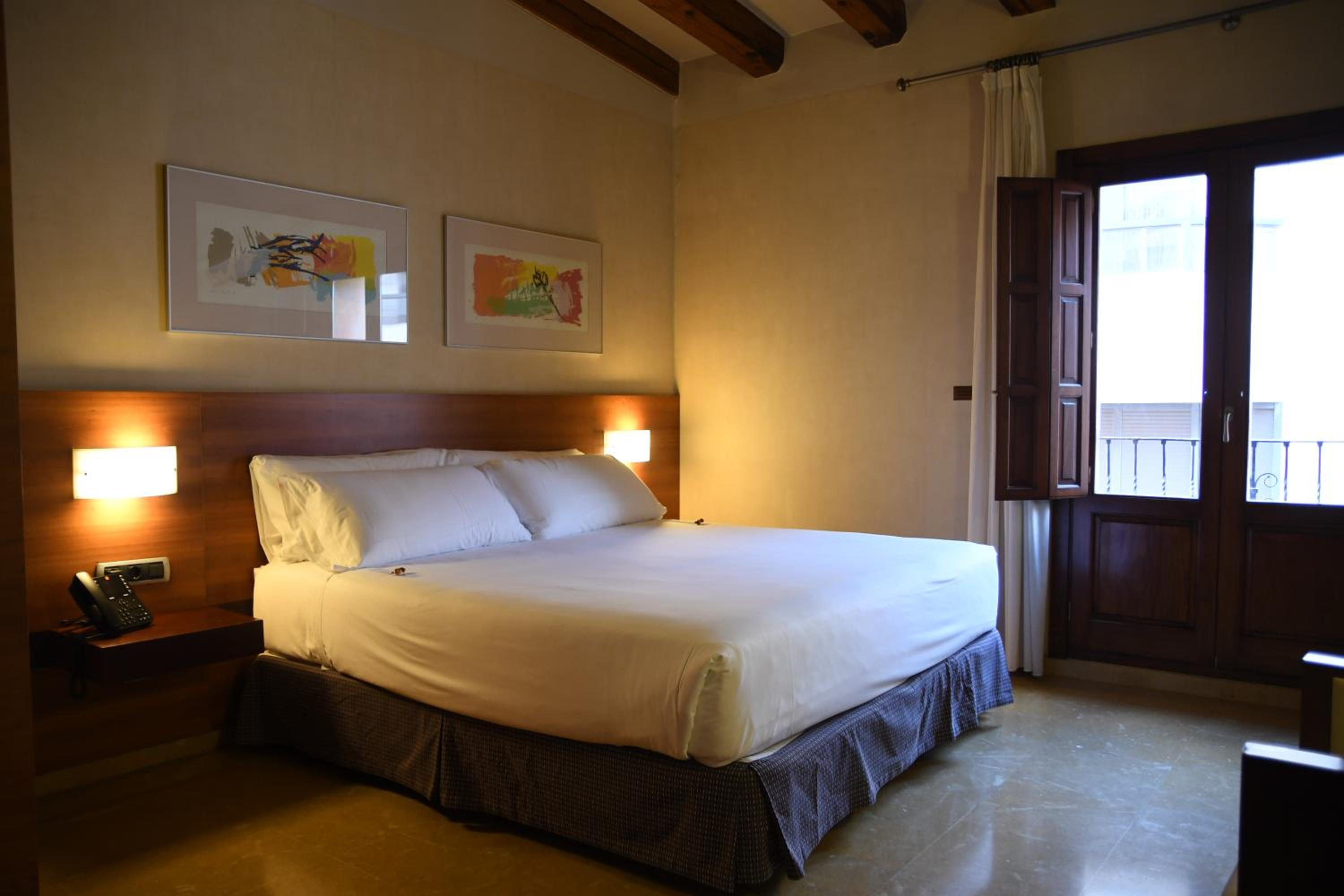 Double or Twin Room with Balcony - Photo 3