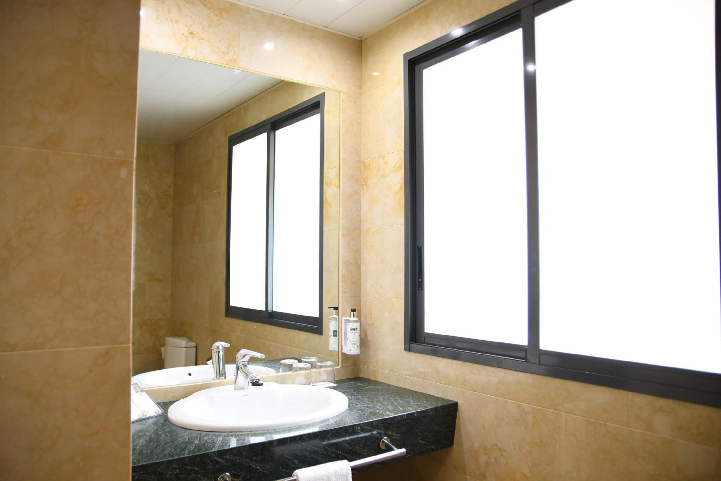 Double or Twin Room with Balcony - Photo 5