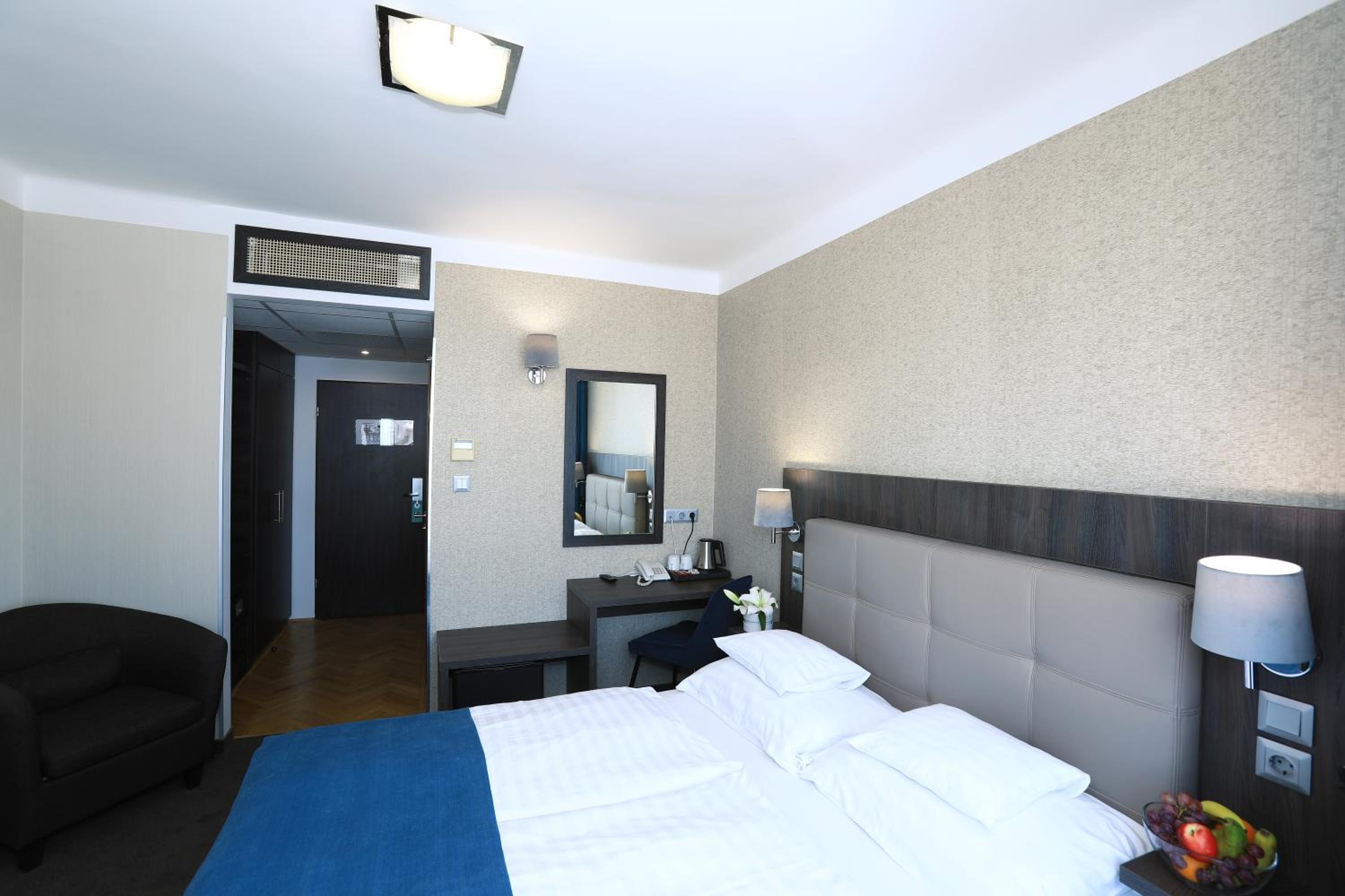 Superior Double Room with Balcony - Photo 9