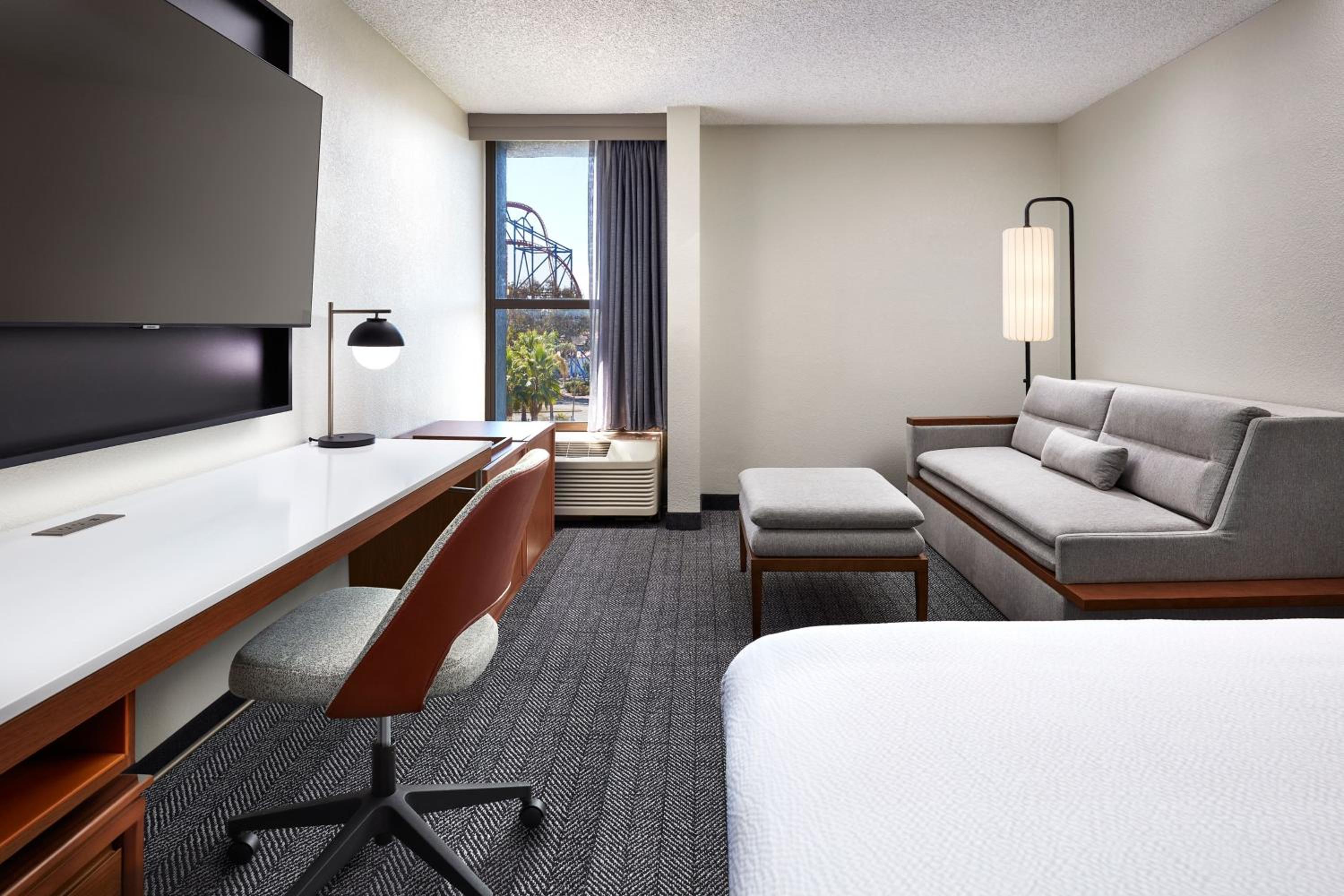 King Room with Sofa Bed - Photo 6